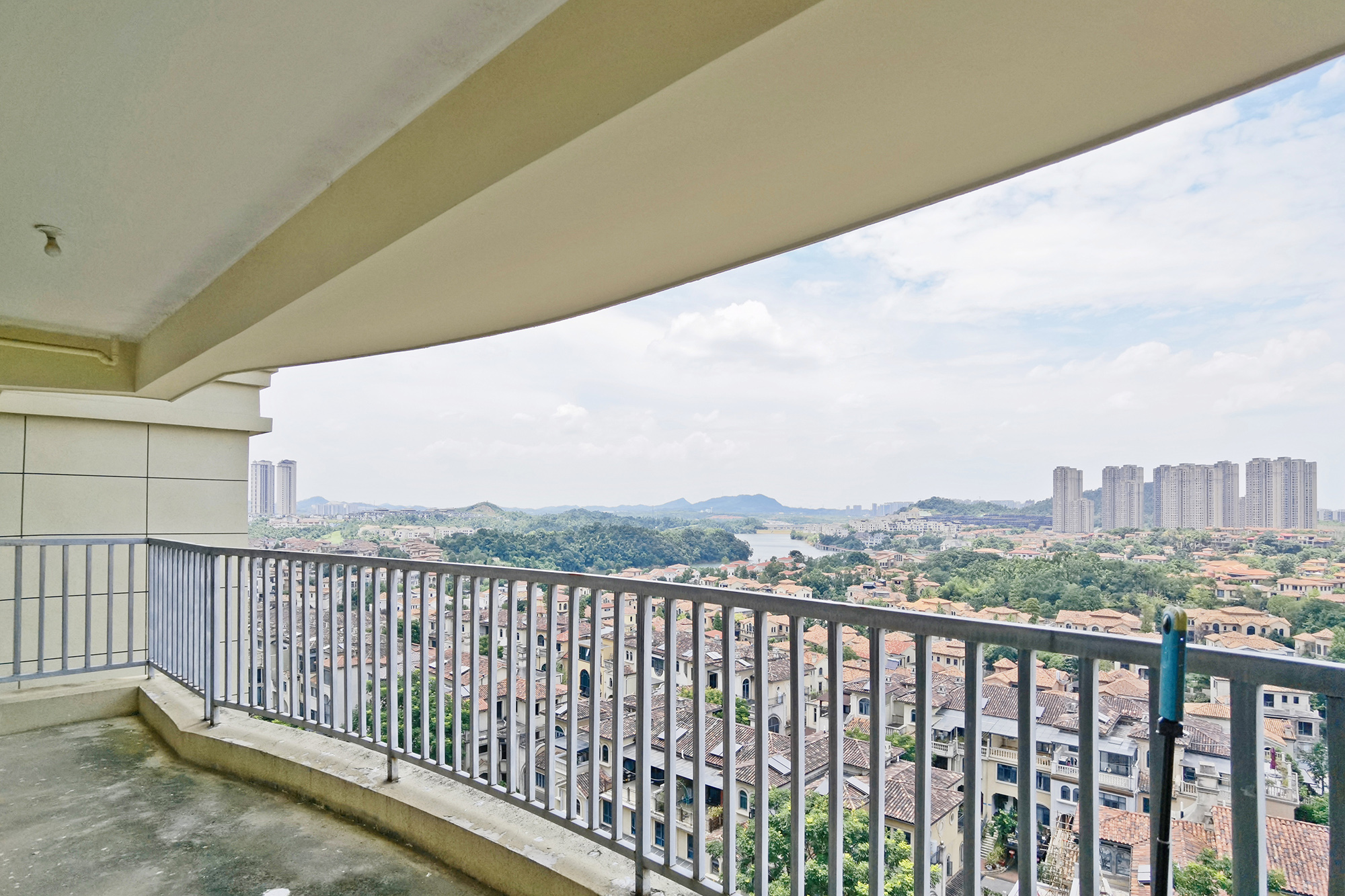 中粮观澜壹品 5室2厅3卫 200.0万 中粮观澜壹品 5室2厅3卫 200.0万阳台