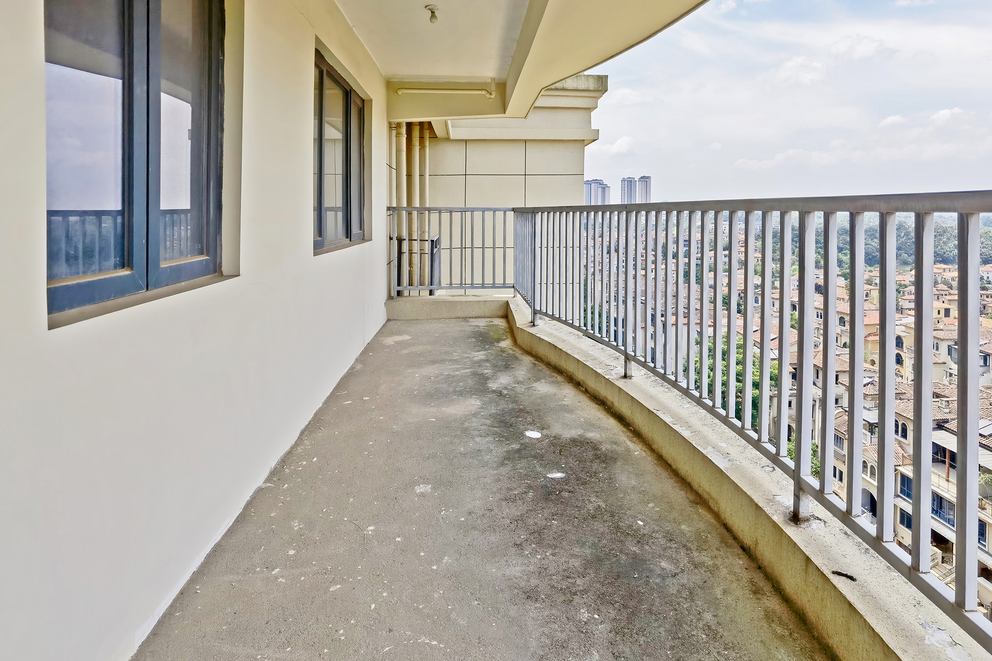 中粮观澜壹品 5室2厅3卫 200.0万 中粮观澜壹品 5室2厅3卫 200.0万阳台