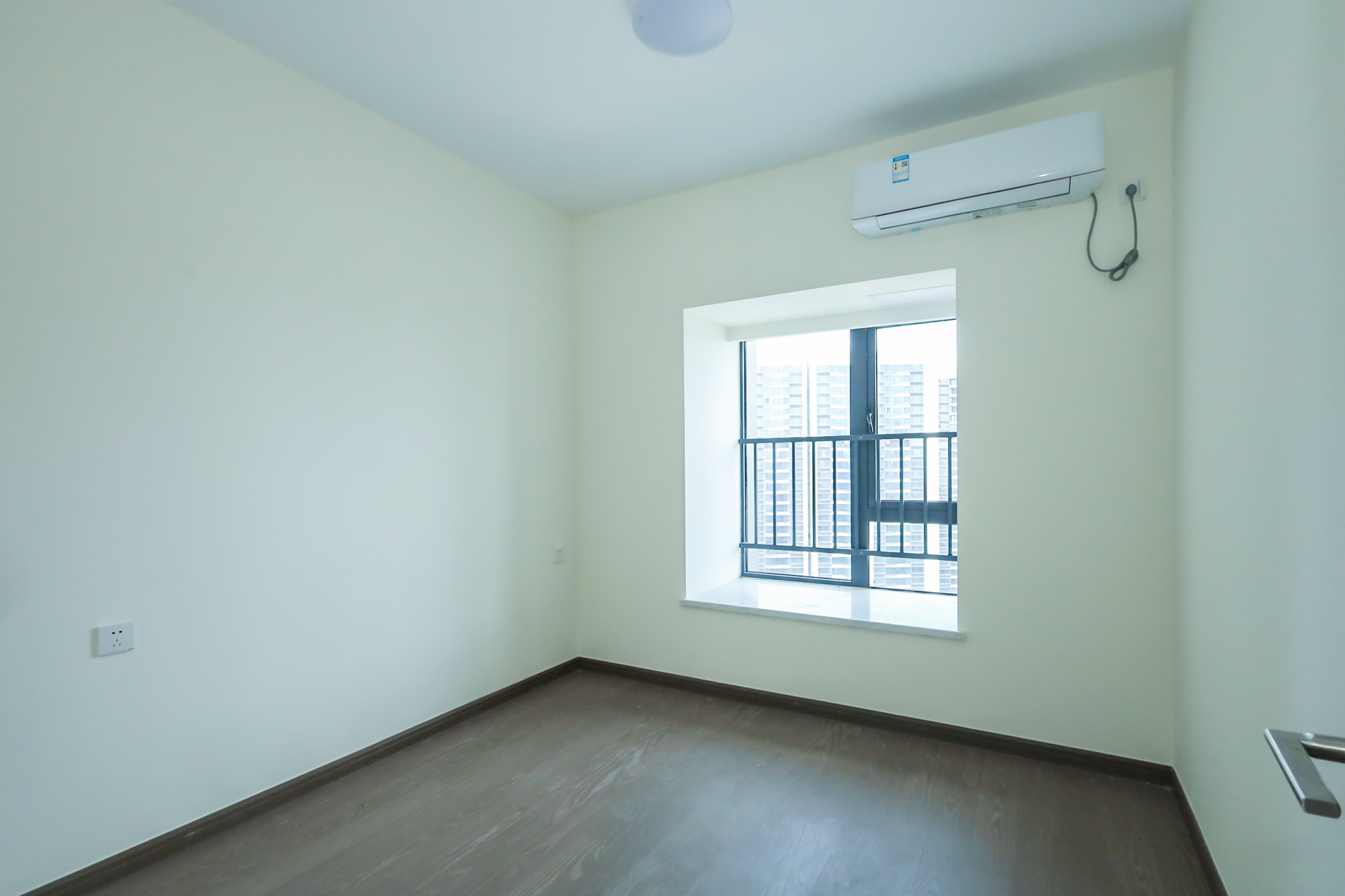 滨江府1913  4室2厅2卫    238.0万 滨江府1913  4室2厅2卫    238.0万卧室