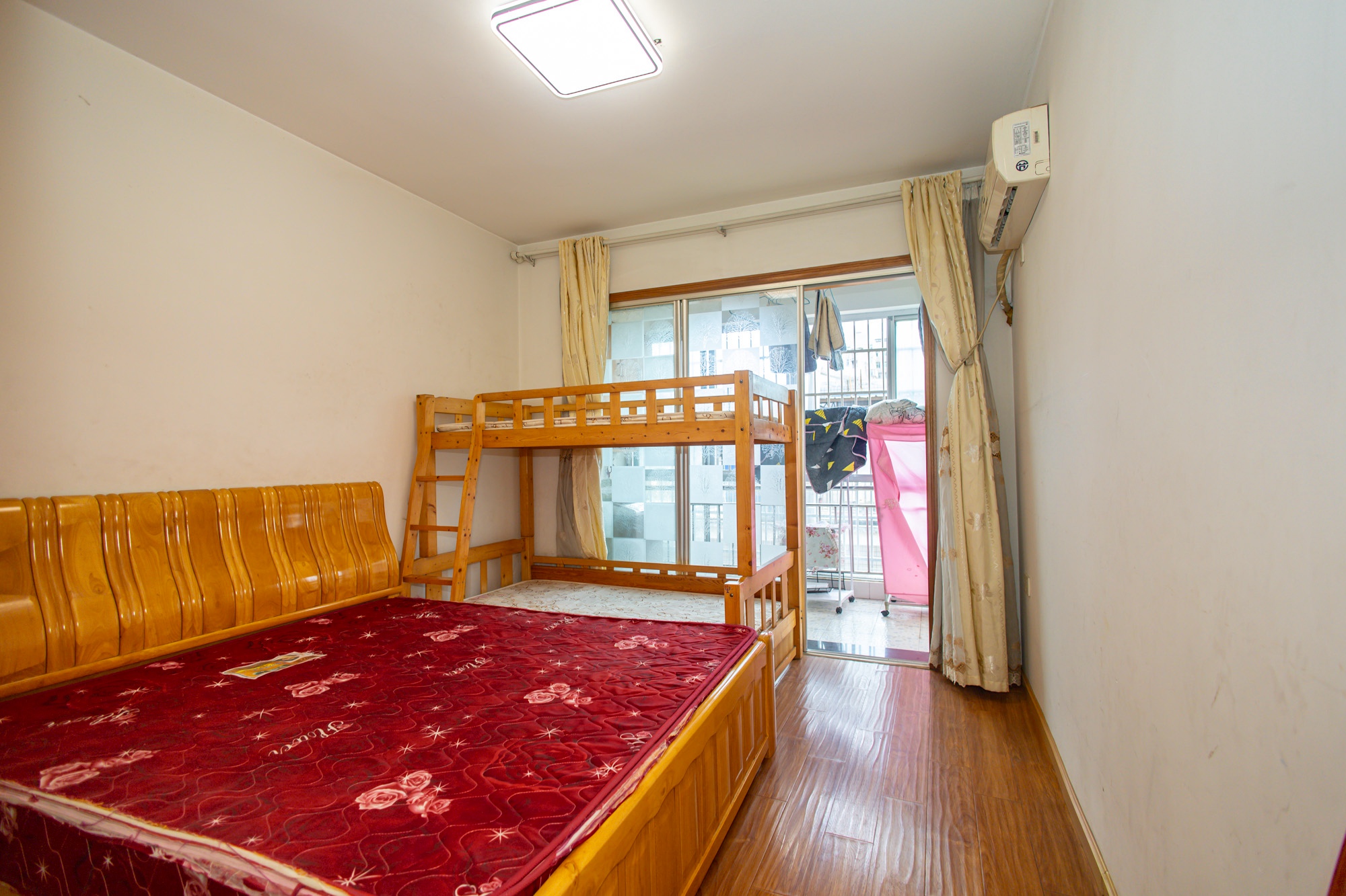 湘绣城 2室2厅1卫 31.8万 湘绣城 2室2厅1卫 31.8万卧室