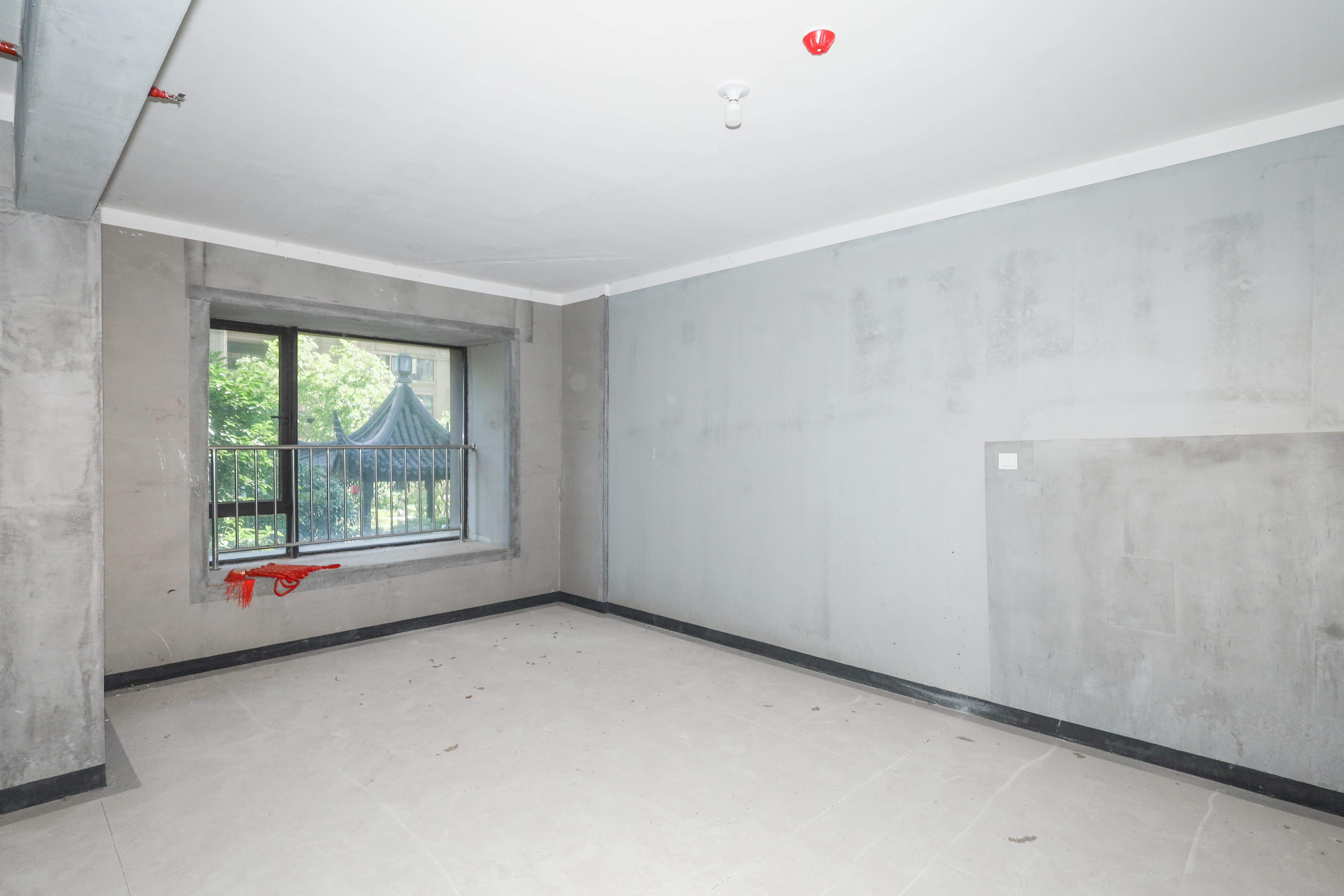 建发央著  4室2厅2卫   217.00万卧室
