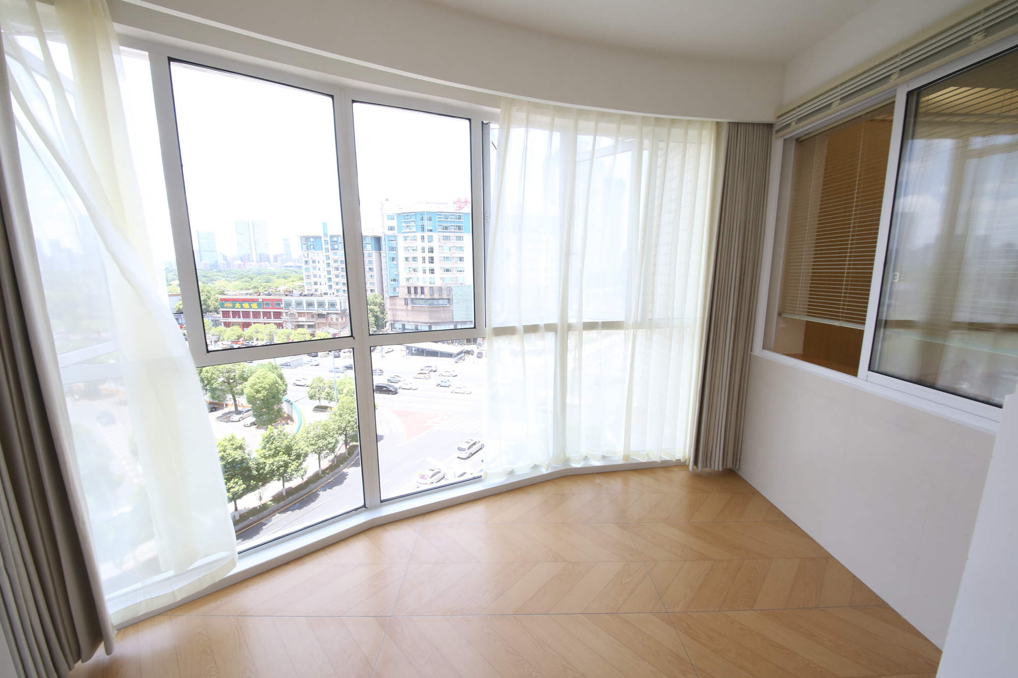 都市先锋  3室2厅1卫    84.8万阳台