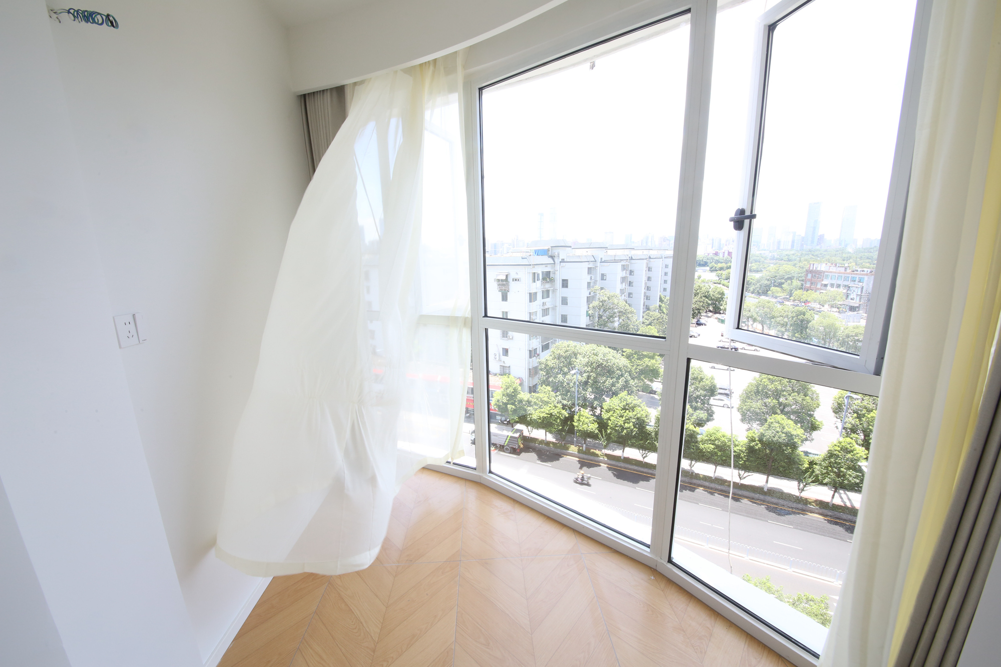 都市先锋  3室2厅1卫    84.8万阳台