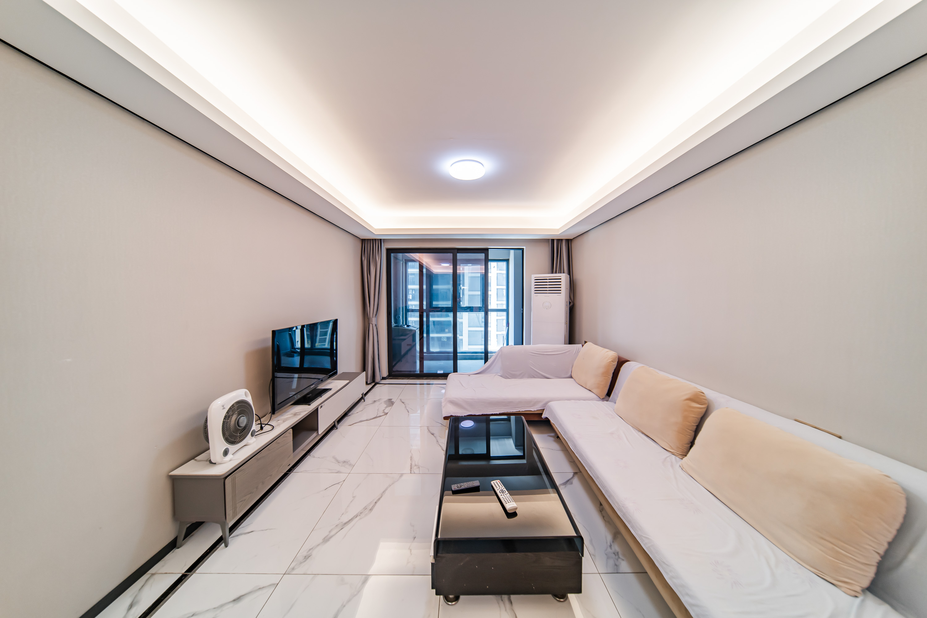 中海阅麓山一期  3室2厅2卫    147.0万客厅