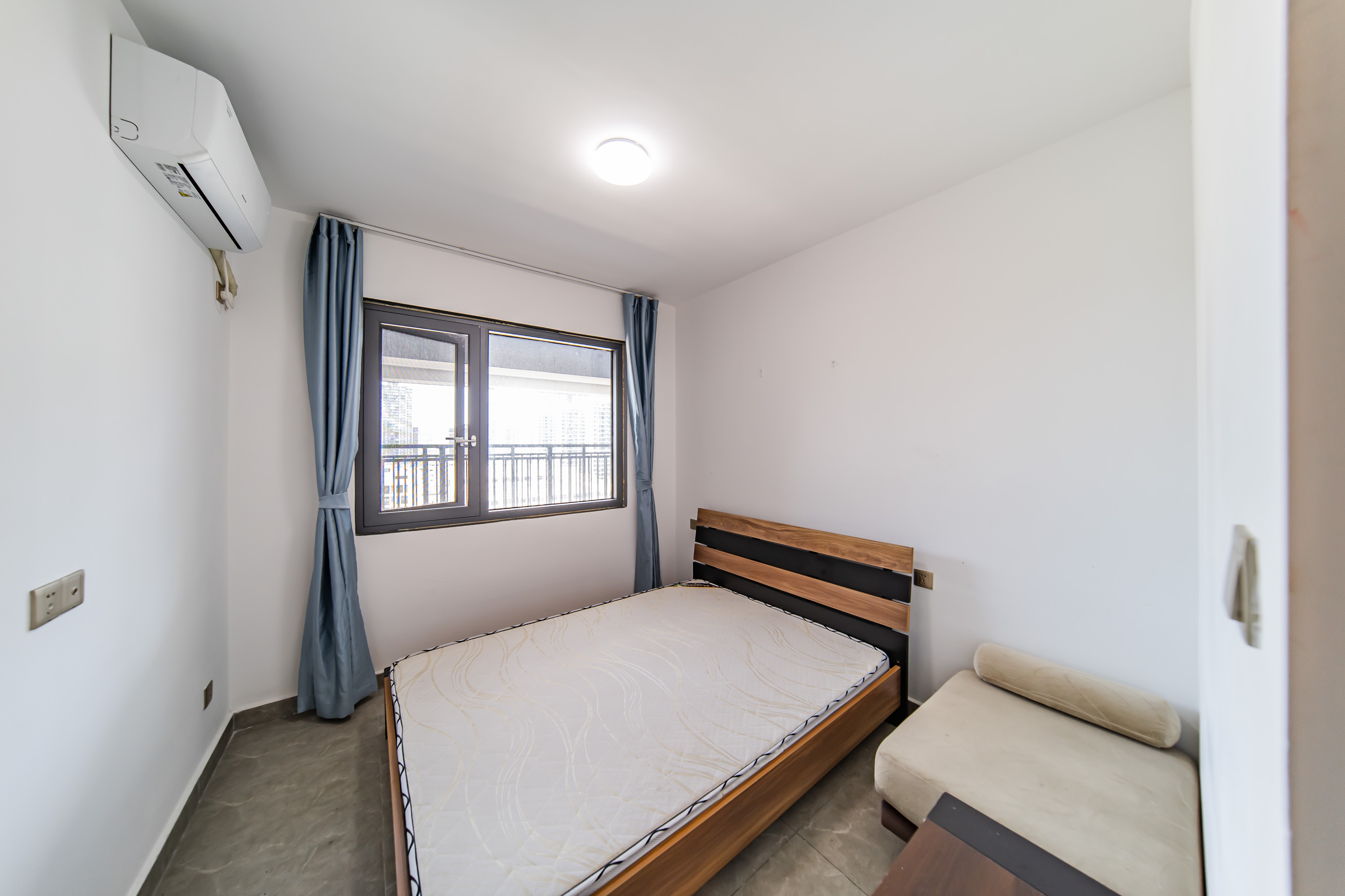 中海阅麓山一期  3室2厅2卫    147.0万卧室