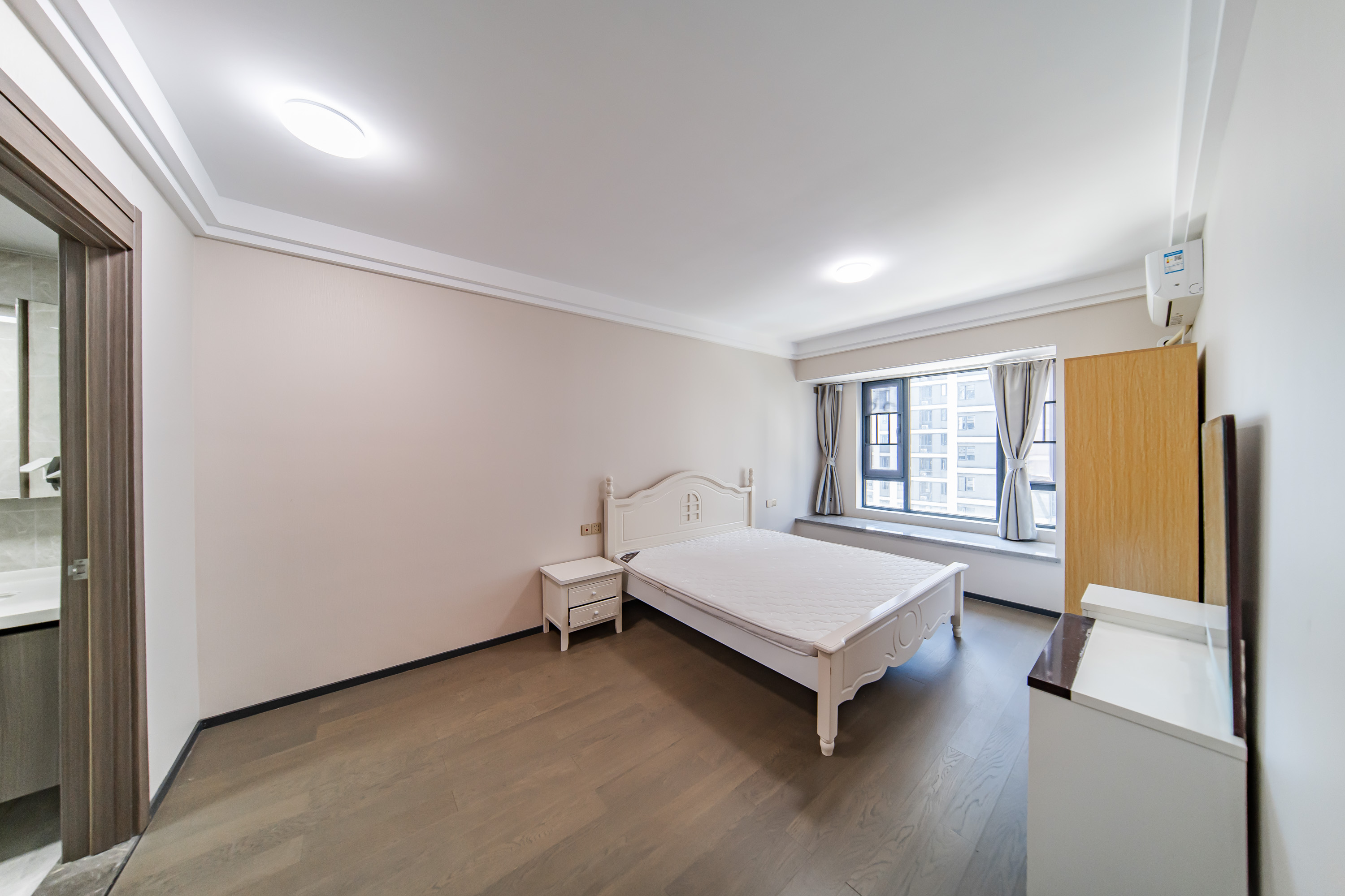 中海阅麓山一期  3室2厅2卫    147.0万卧室