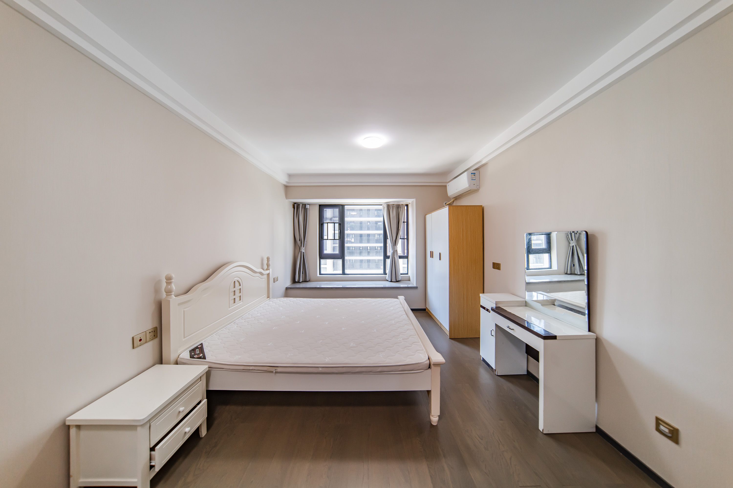 中海阅麓山一期  3室2厅2卫    147.0万卧室