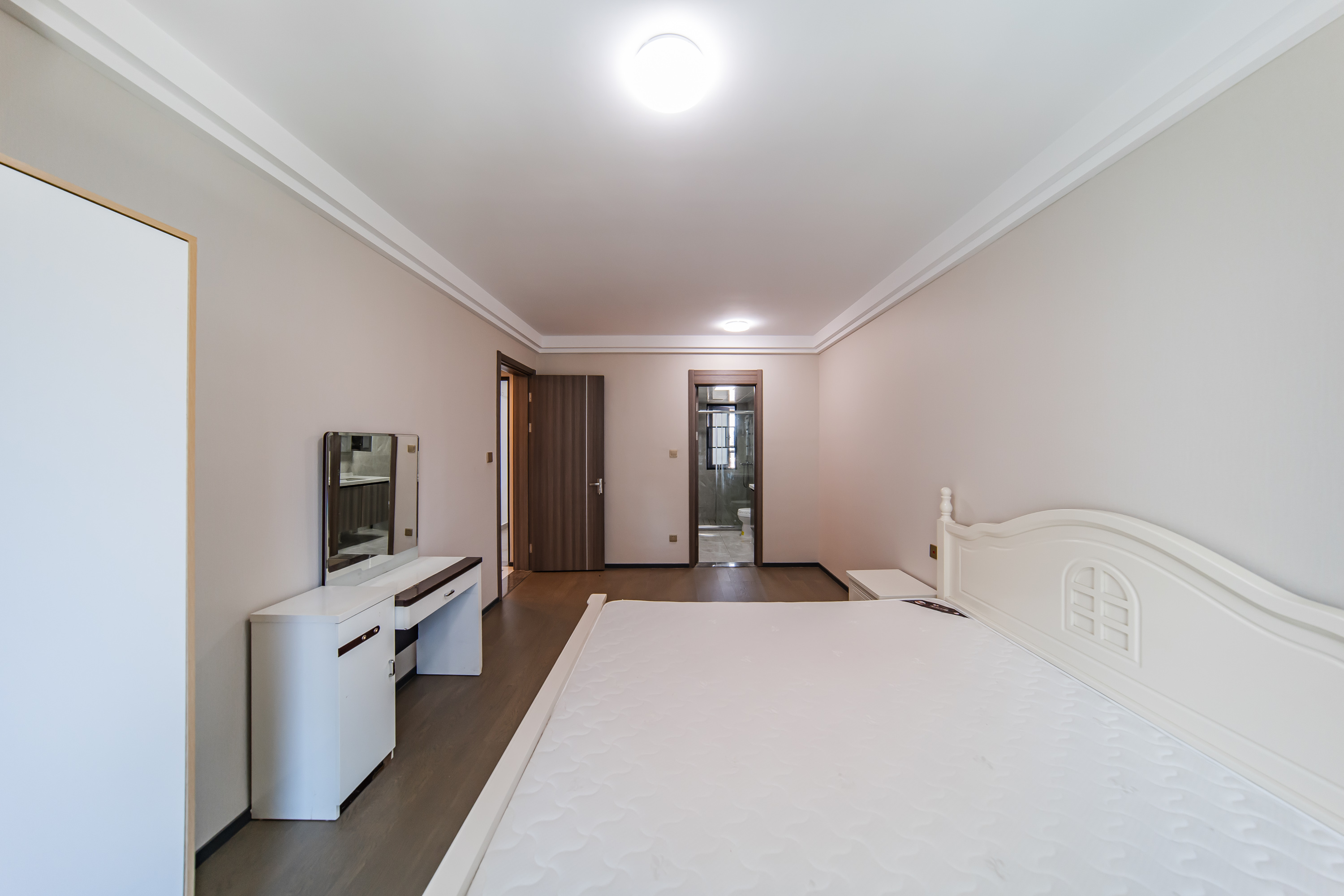 中海阅麓山一期  3室2厅2卫    147.0万卧室