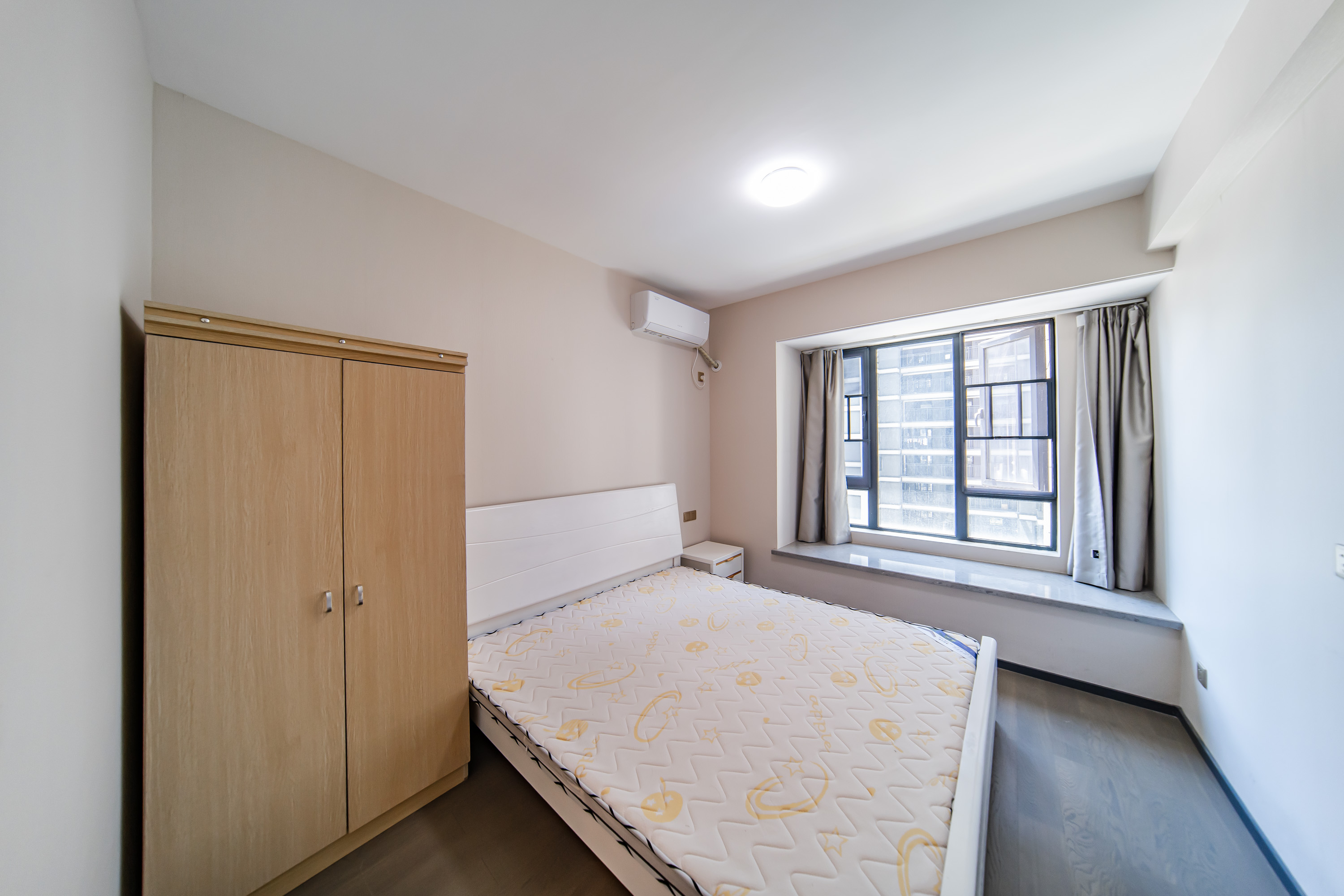 中海阅麓山一期  3室2厅2卫    147.0万卧室