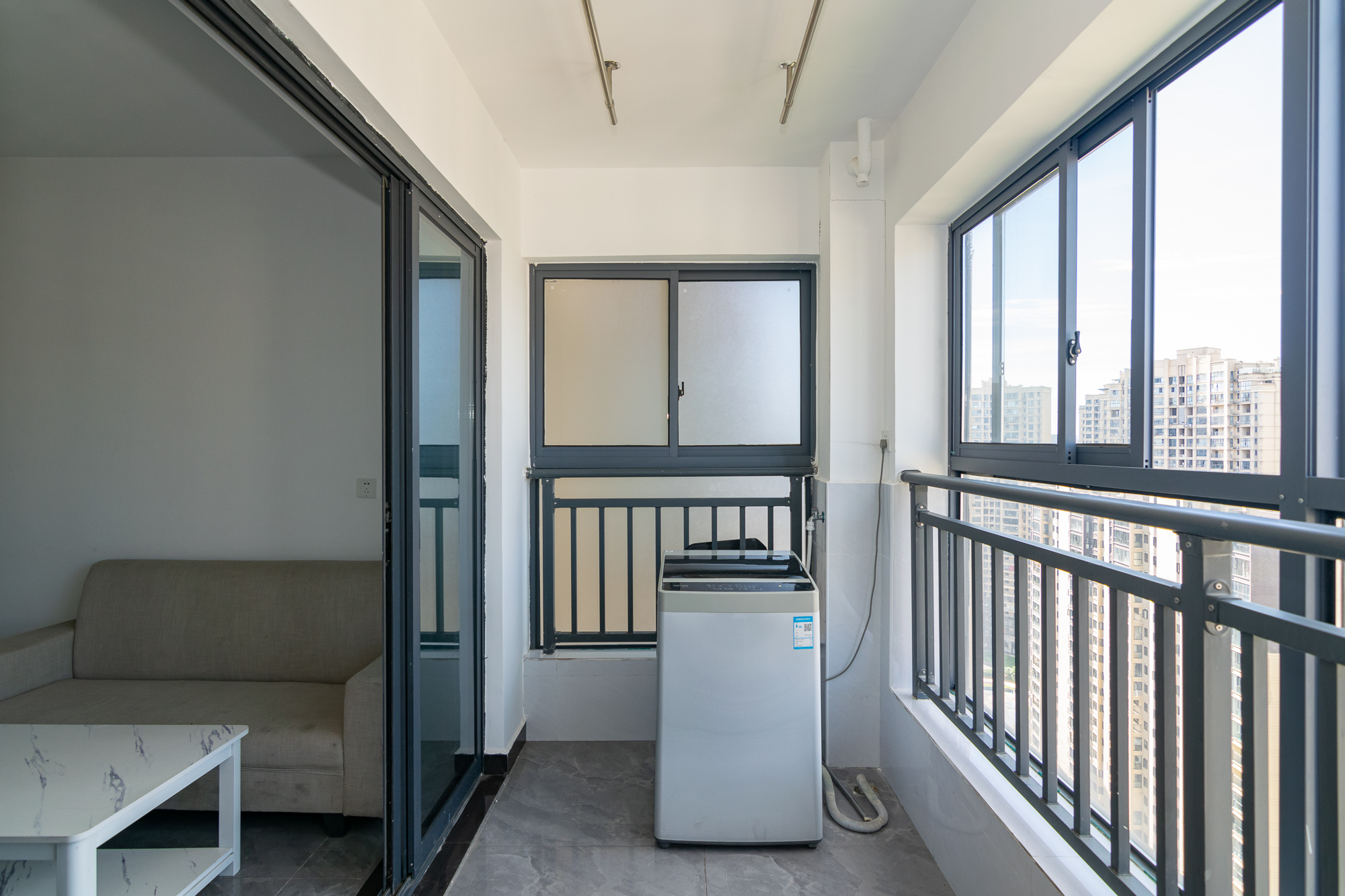 中粮鸿云 3室2厅2卫 65.0万 中粮鸿云 3室2厅2卫 65.0万阳台