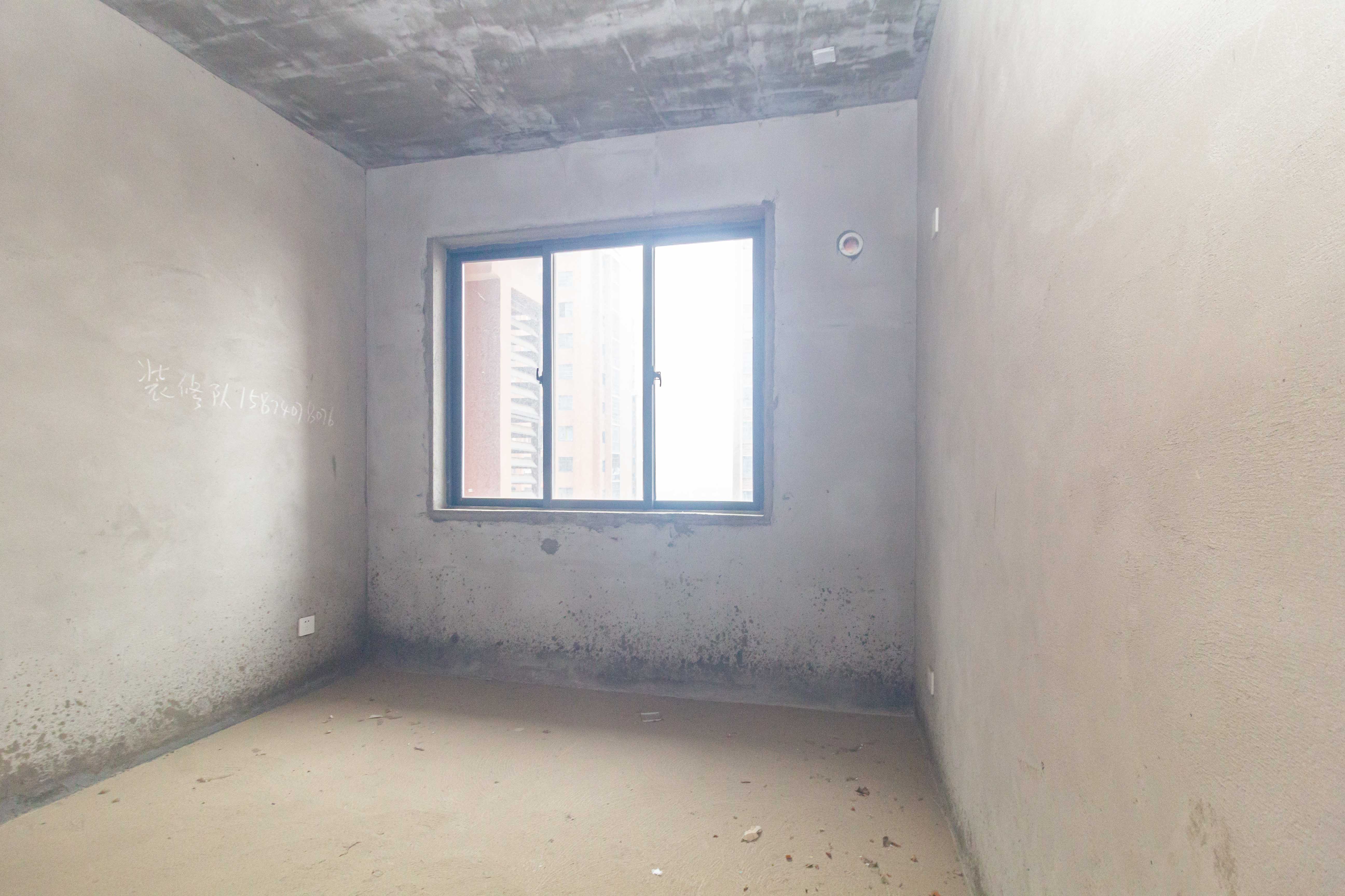 辉宏橄榄城  4室2厅2卫    83.0万 辉宏橄榄城  4室2厅2卫    83.0万卧室