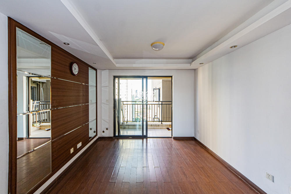 万科城  3室2厅2卫    120.0万