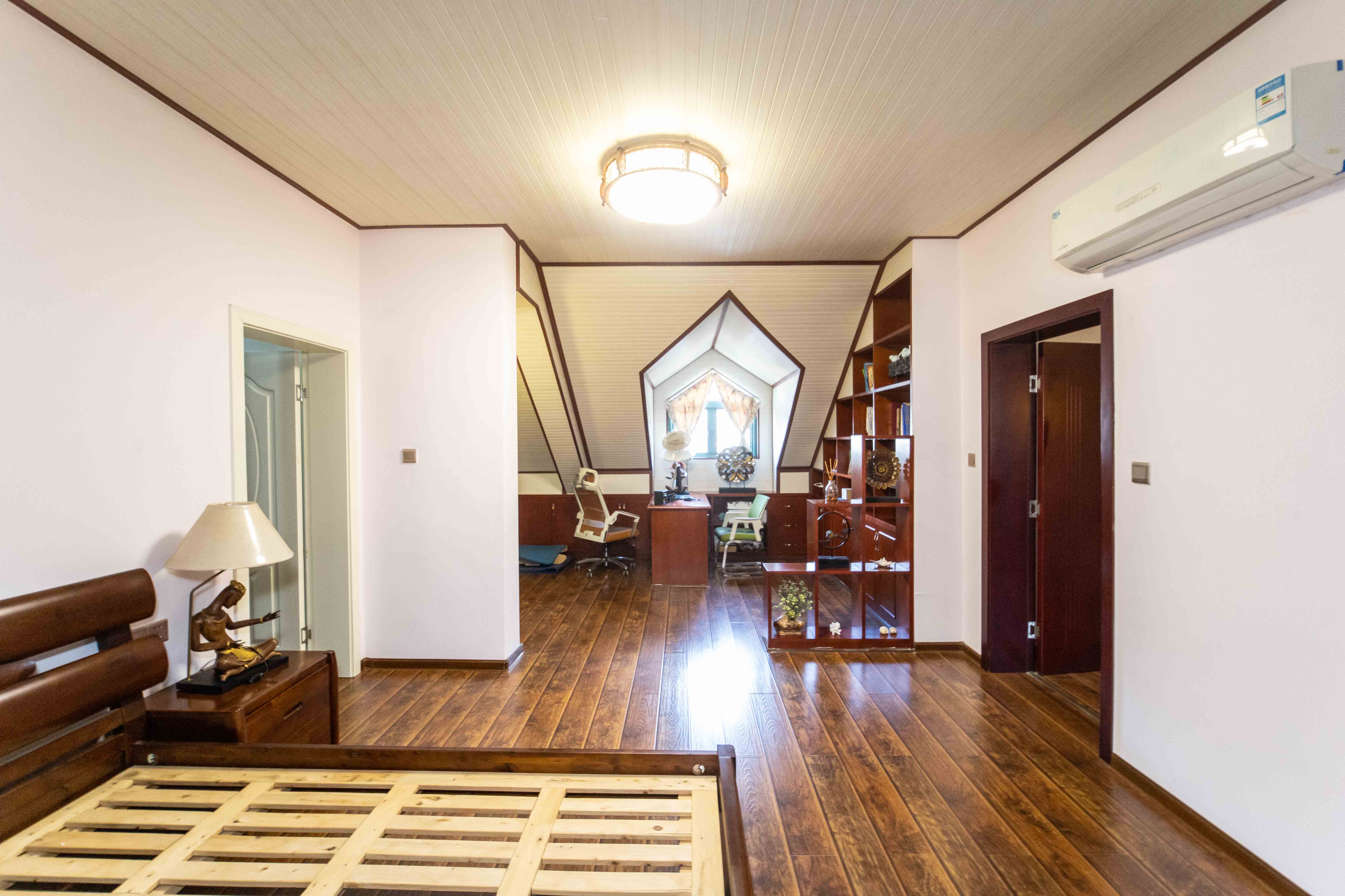 星城世家 5室3厅3卫 190.0万 星城世家 5室3厅3卫 190.0万卧室