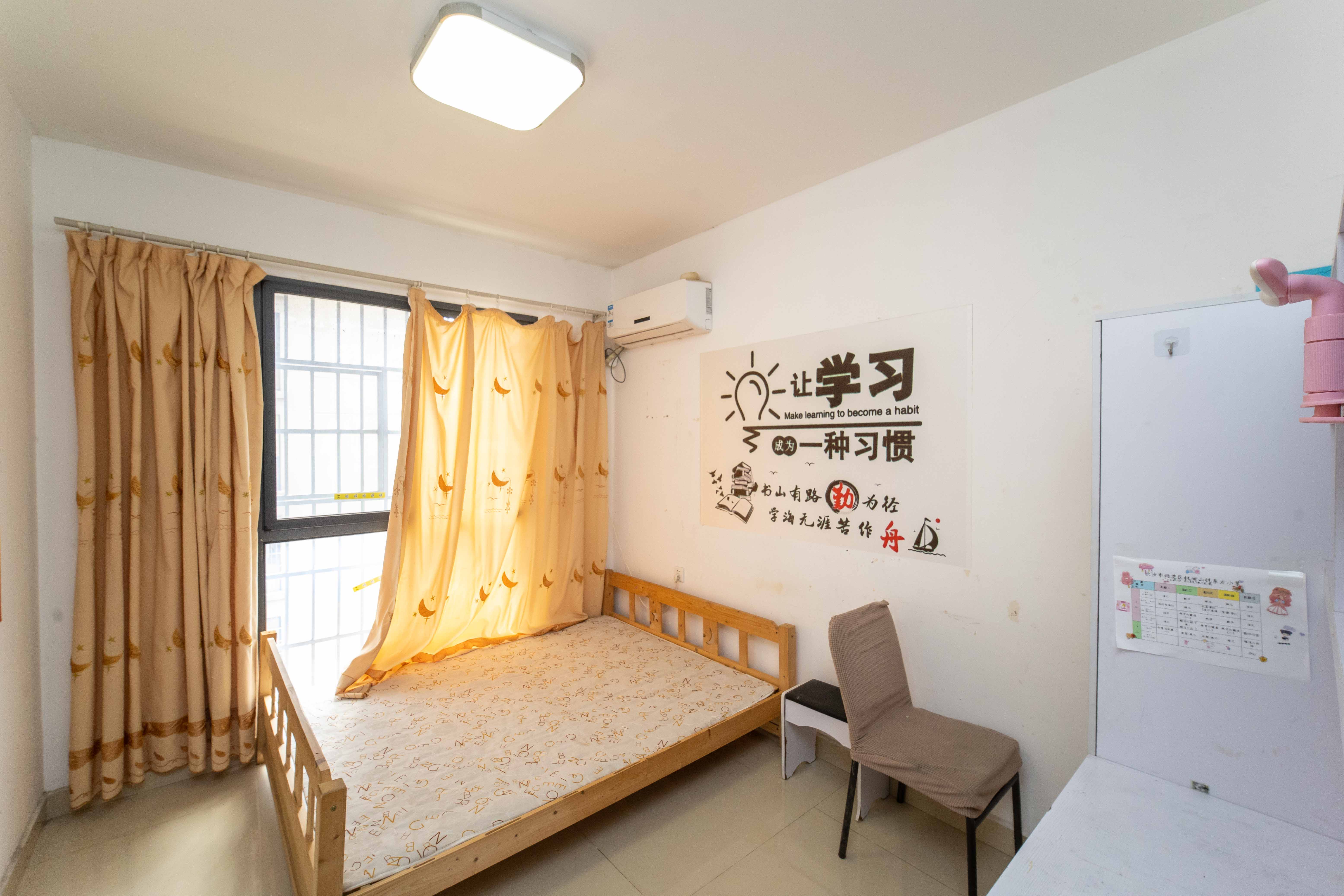 江河东澜湾  1室2厅1卫   108.00万卧室