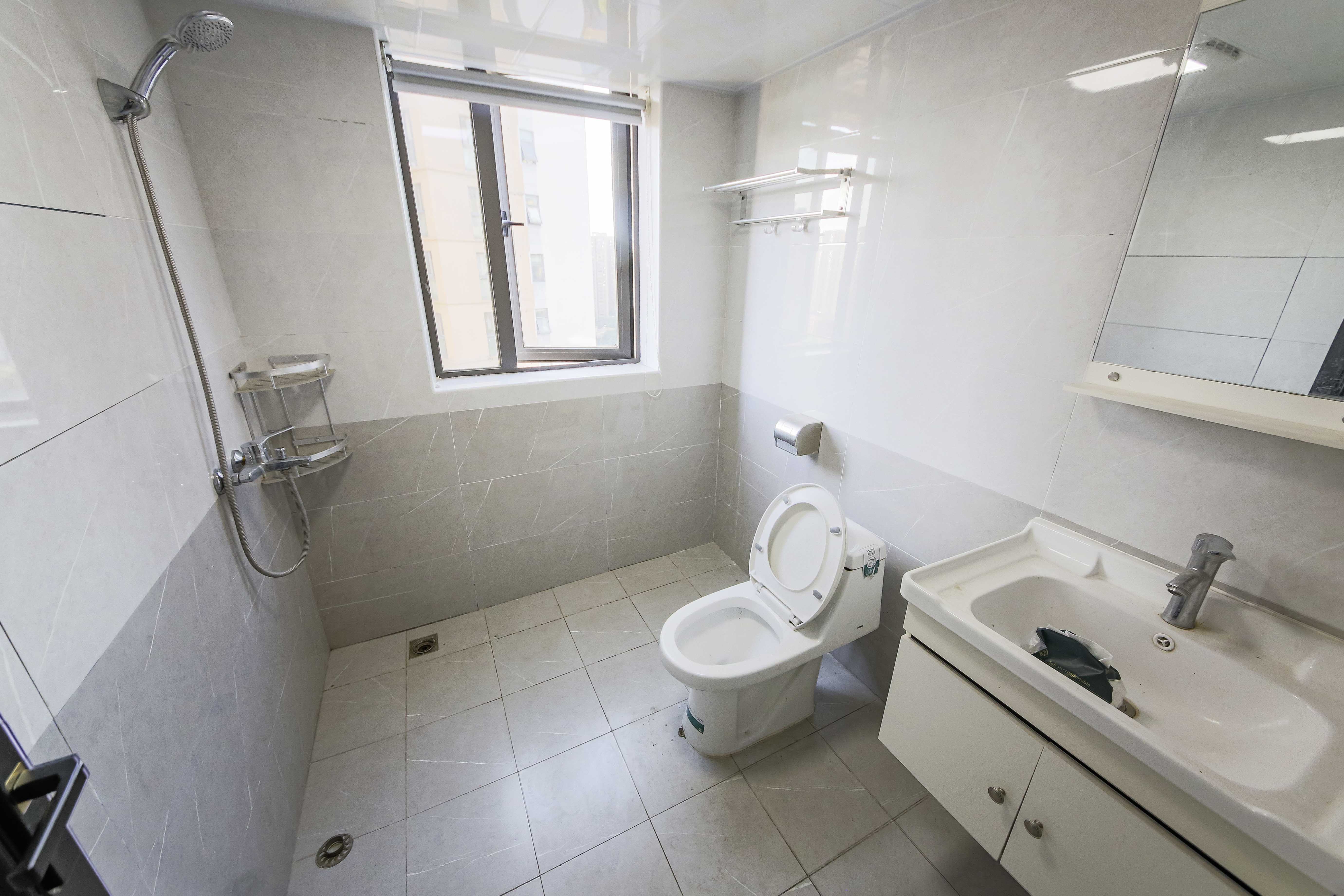 龙骧佳苑 4室2厅2卫 110.0万 龙骧佳苑 4室2厅2卫 110.0万卫生间