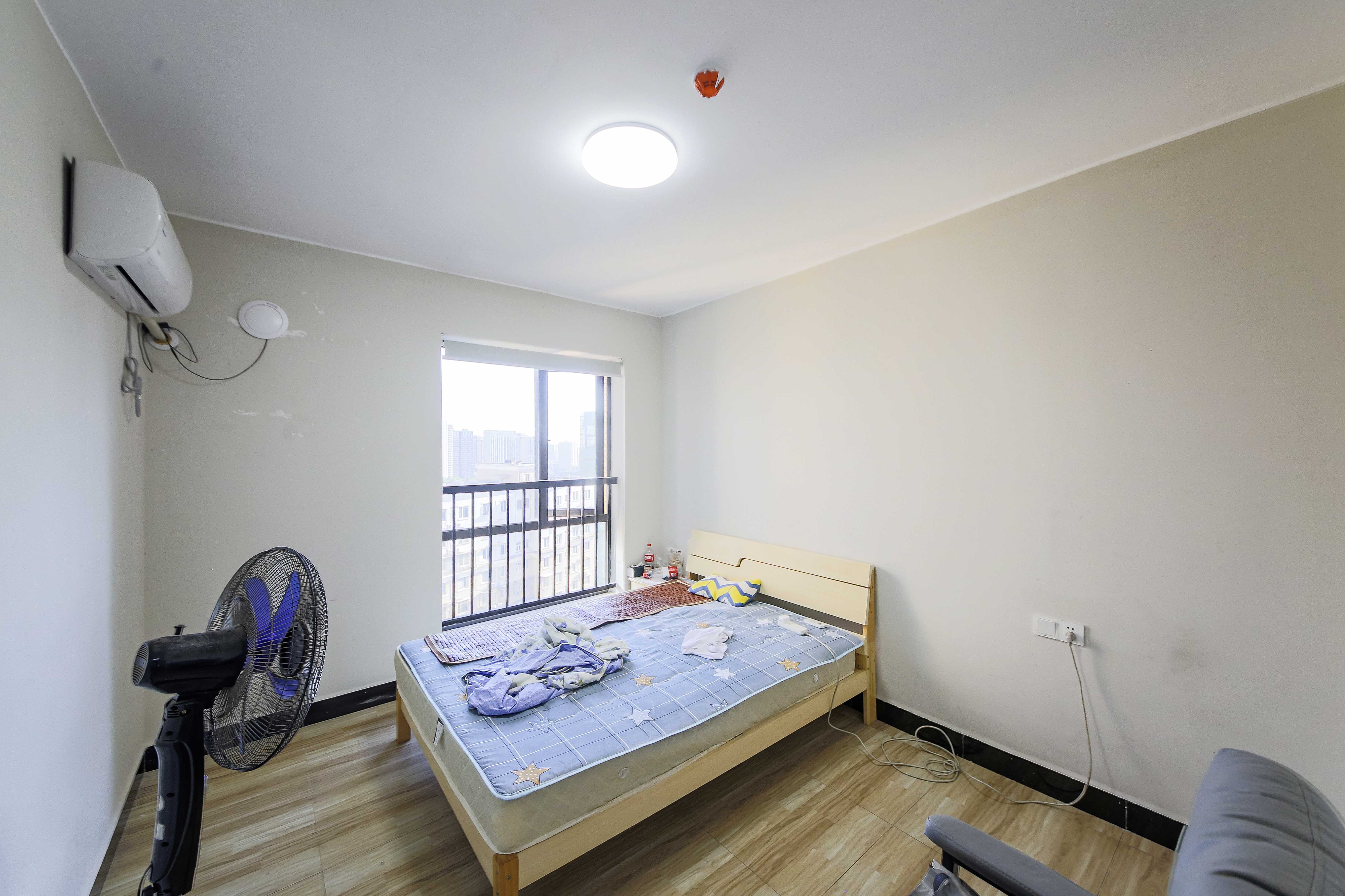 龙骧佳苑 4室2厅2卫 110.0万 龙骧佳苑 4室2厅2卫 110.0万卧室