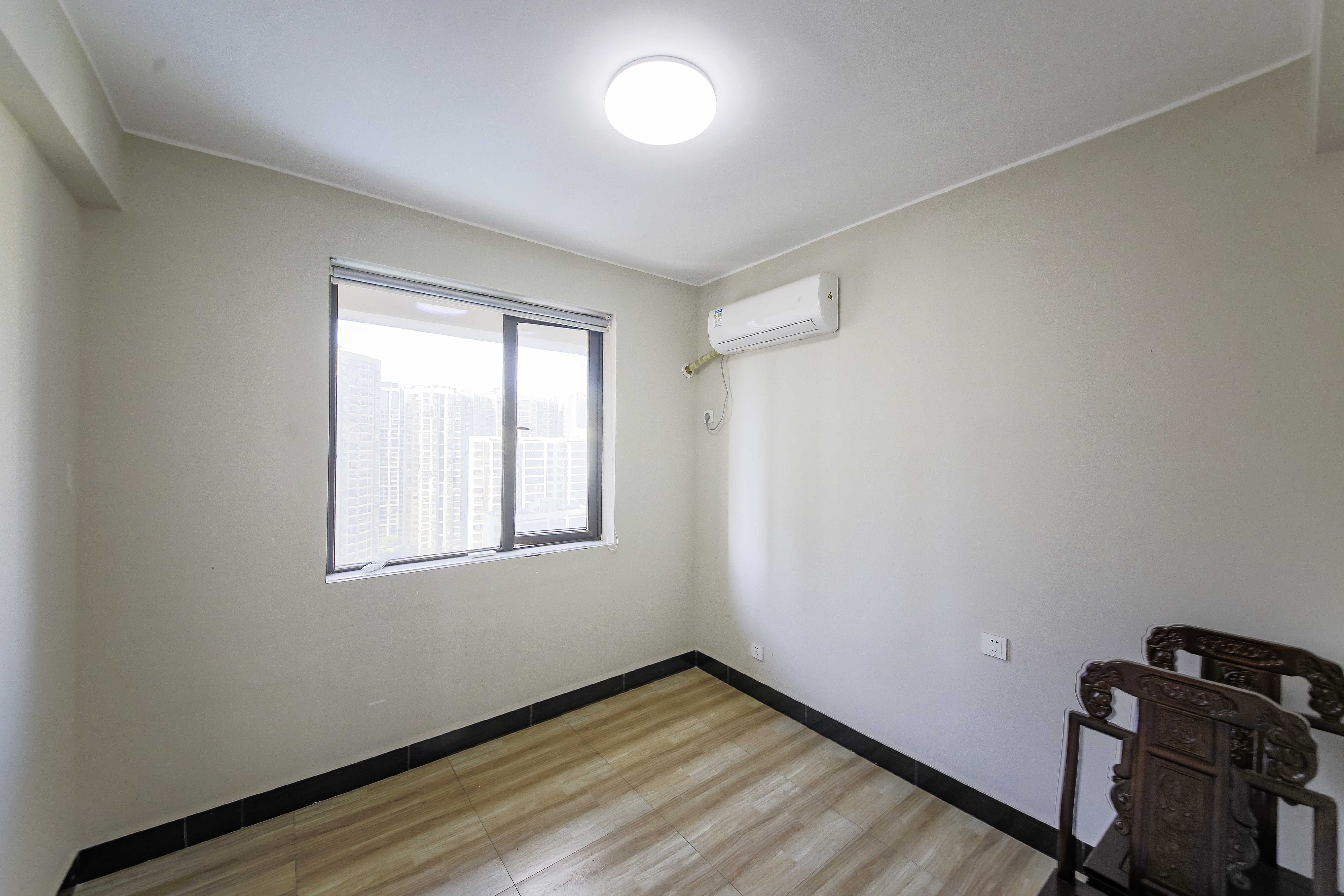 龙骧佳苑 4室2厅2卫 110.0万 龙骧佳苑 4室2厅2卫 110.0万卧室