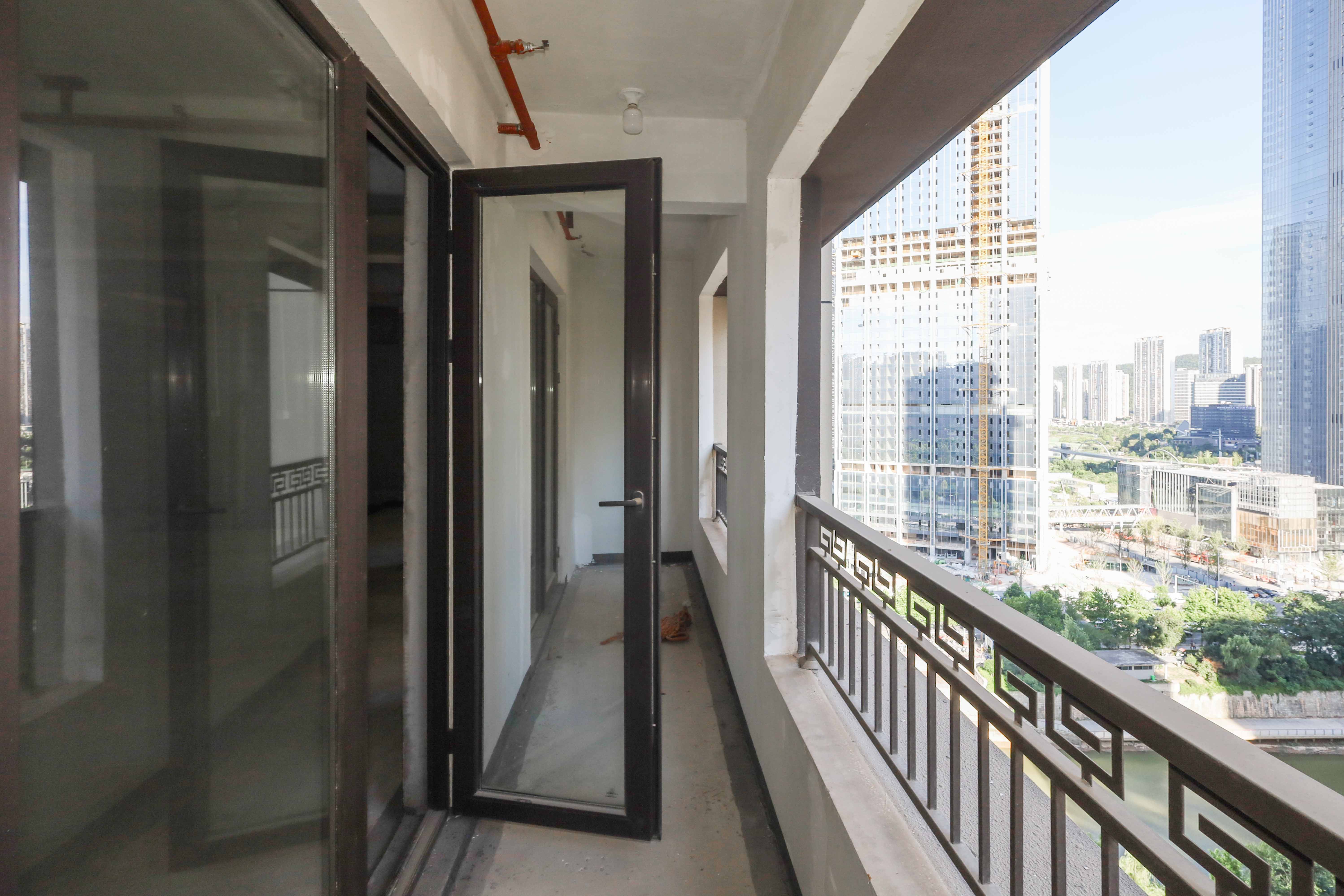 建发央著  4室2厅2卫   168.00万阳台