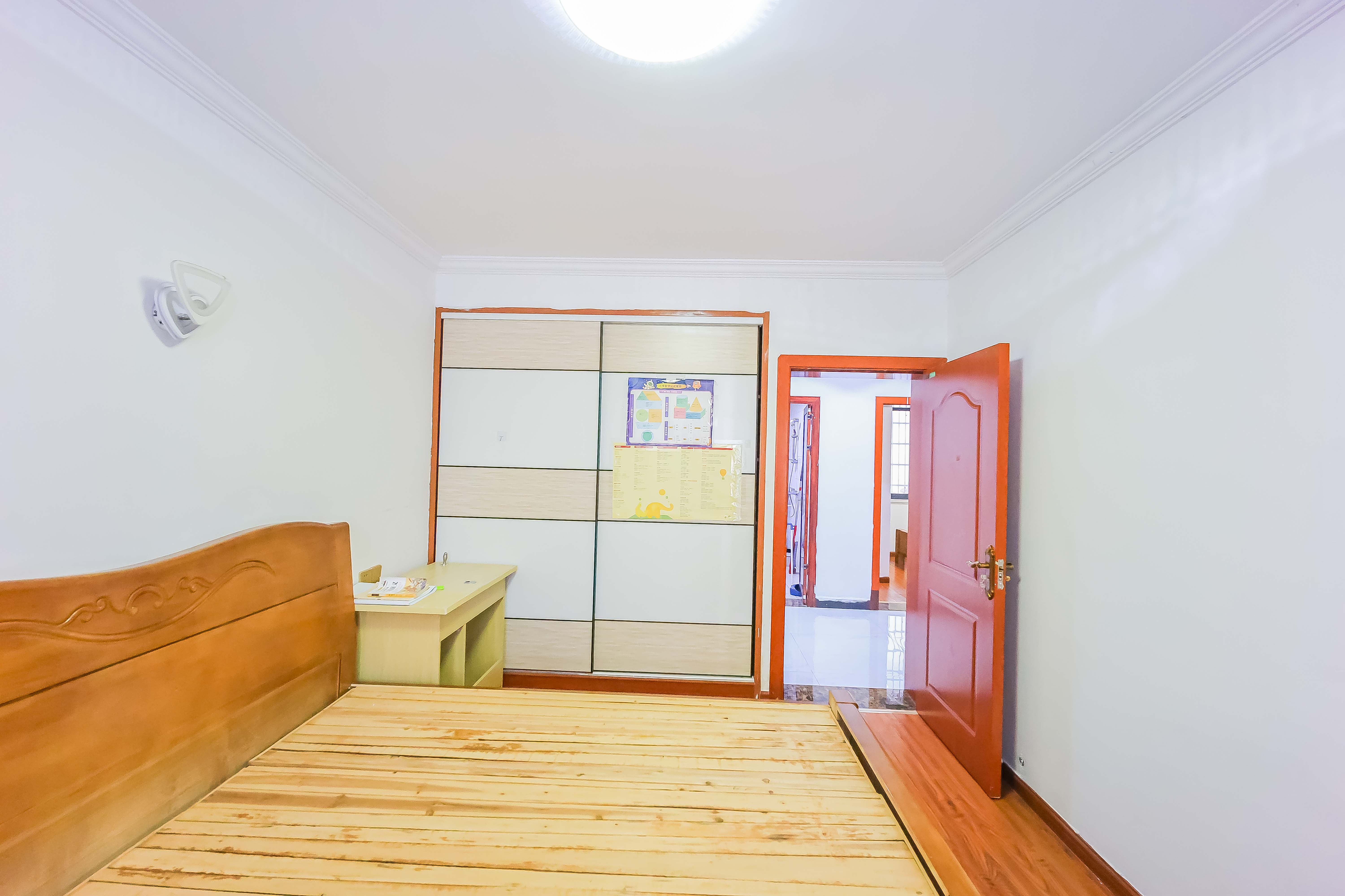 鸿园小区  3室2厅2卫   120.00万卧室