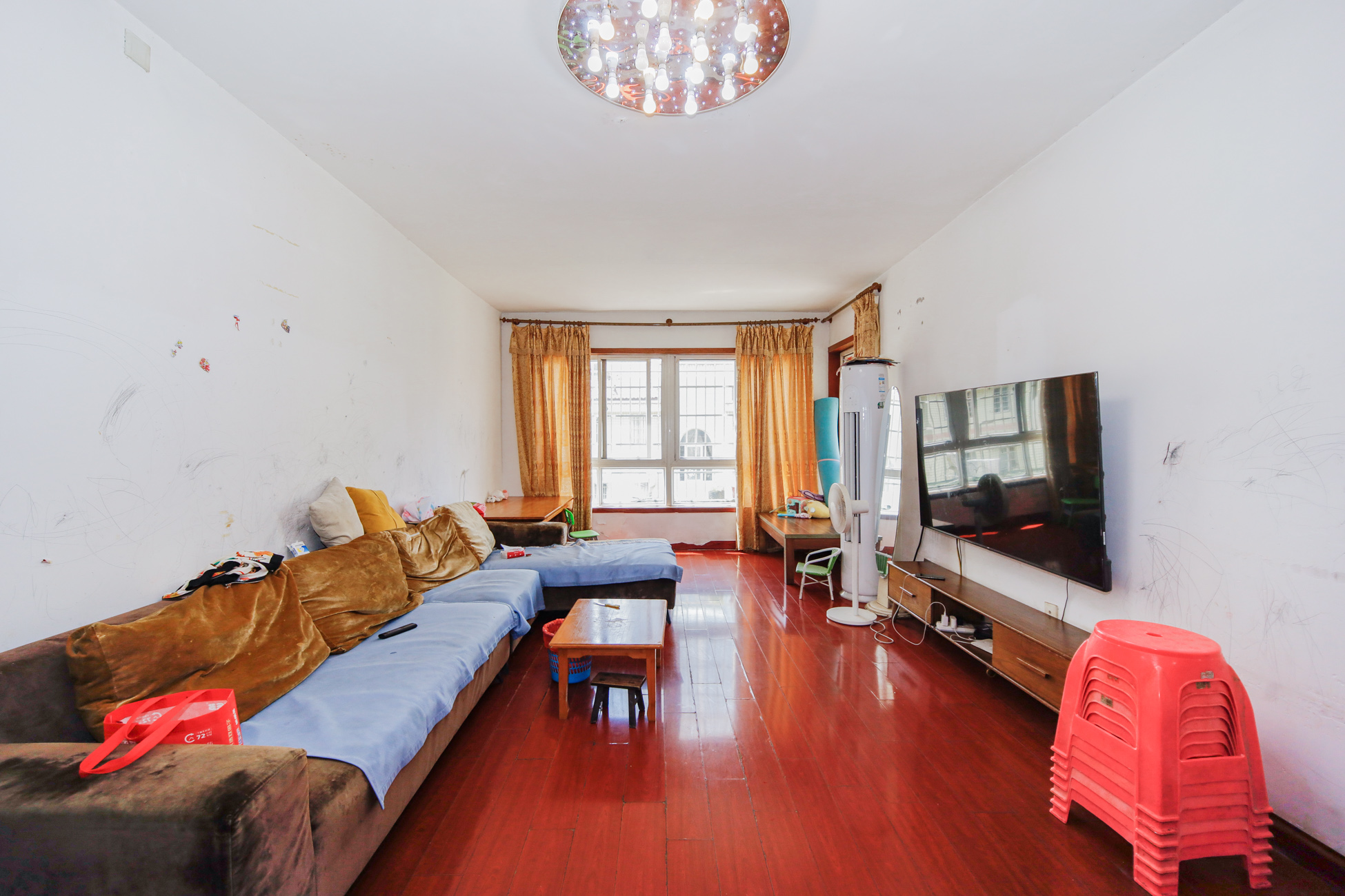 德馨园  3室2厅2卫    47.0万 德馨园  3室2厅2卫    47.0万客厅