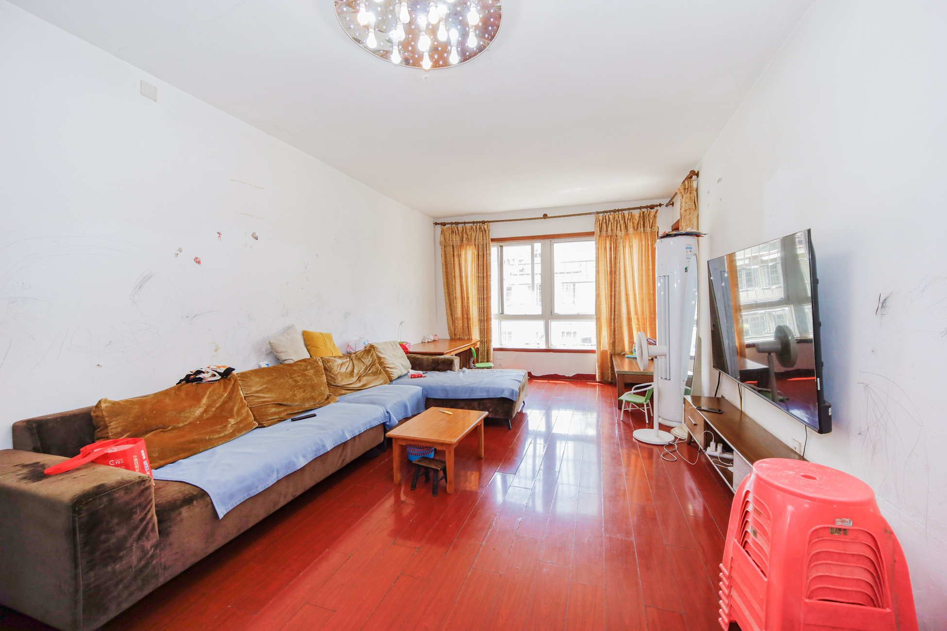 德馨园  3室2厅2卫    47.0万 德馨园  3室2厅2卫    47.0万客厅