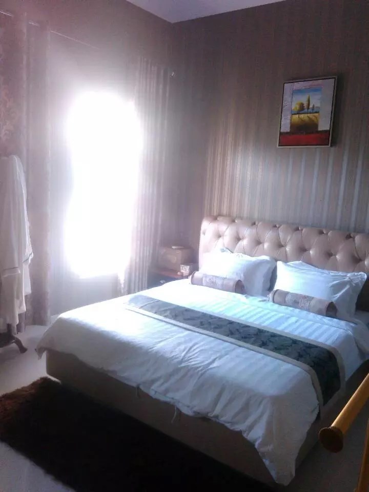 凤凰水城红树湾别墅(新) 5室2厅4卫 1600.0万 凤凰水城红树湾别墅(新) 5室2厅4卫 1600.0万客厅