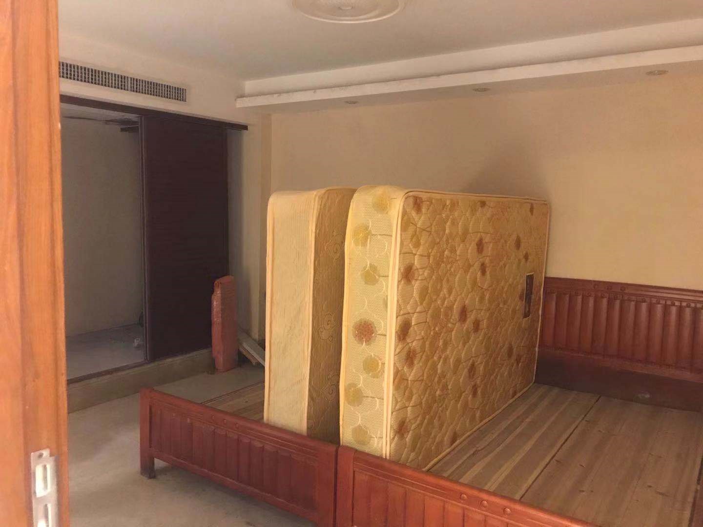 凤凰水城南岸别墅(御景天成) 5室2厅4卫 1150.0万 凤凰水城南岸别墅(御景天成) 5室2厅4卫 1150.0万客厅