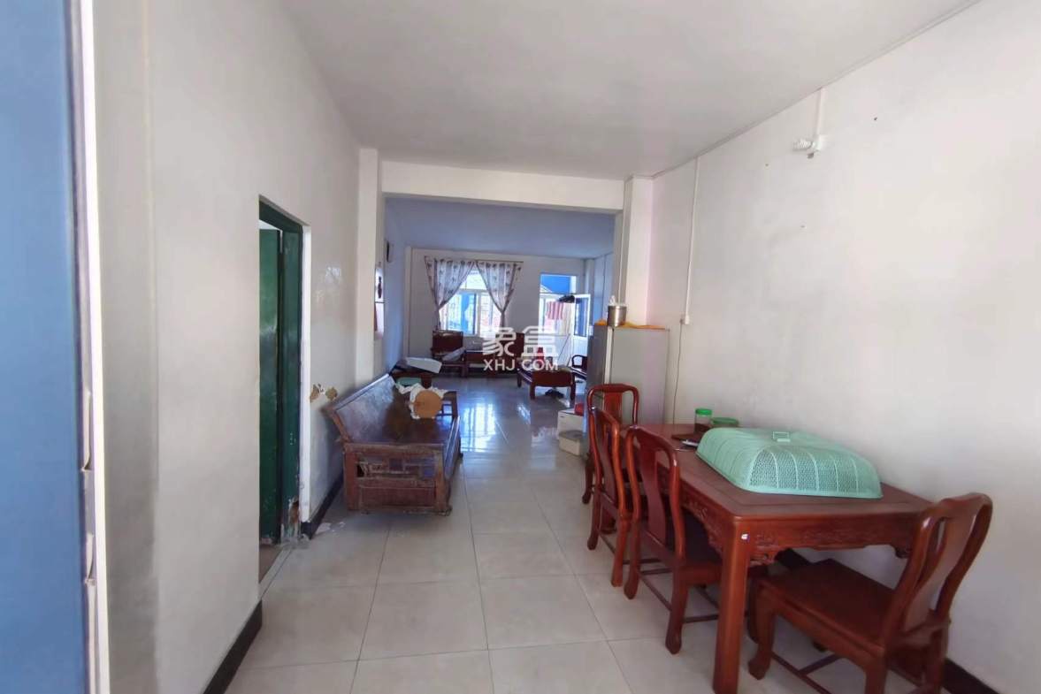 纺织品宿舍 3室2厅2卫 200.0万 纺织品宿舍 3室2厅2卫 200.0万客厅