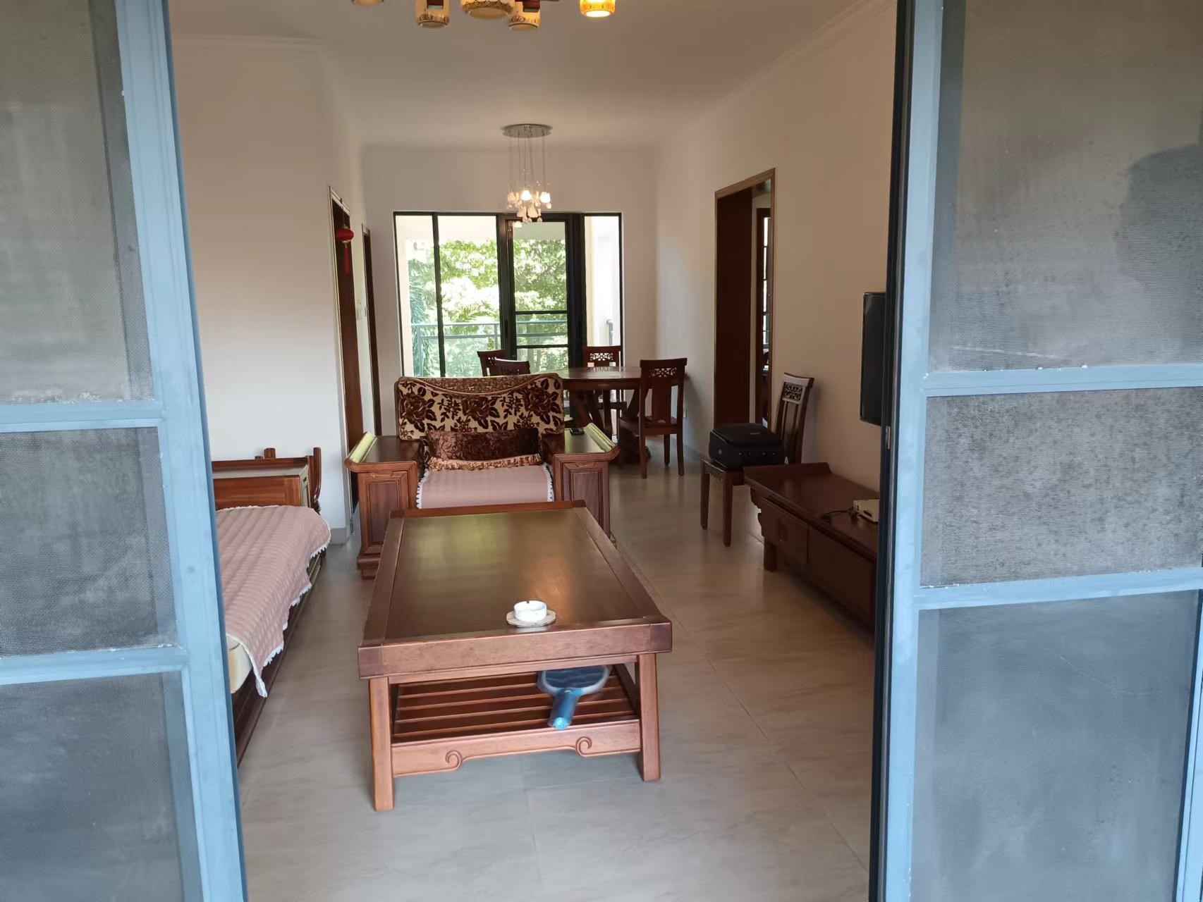 凤凰水城 2室2厅2卫 270.0万 凤凰水城 2室2厅2卫 270.0万客厅