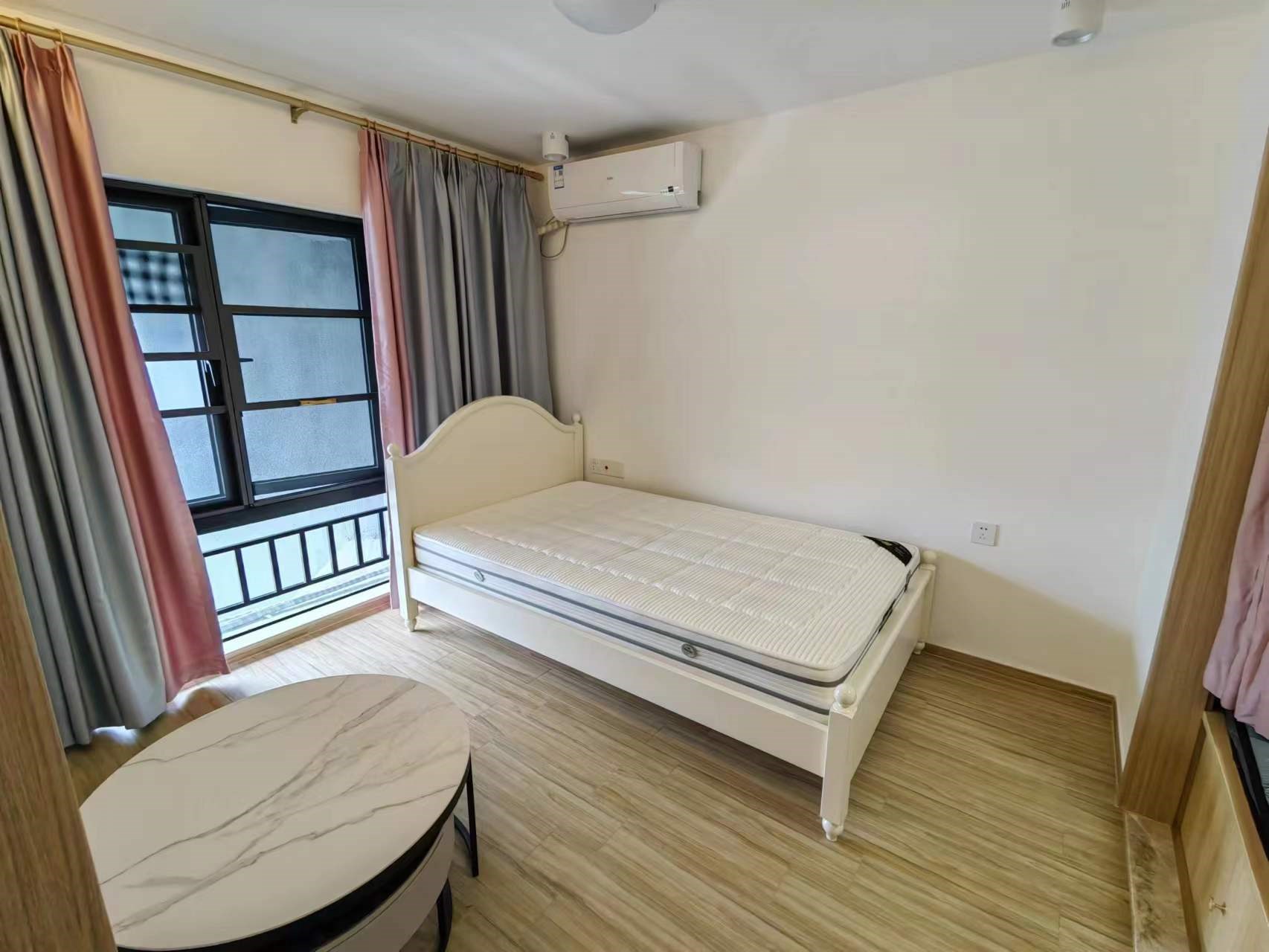 万科湖畔二期 1室1厅1卫 115.0万 万科湖畔二期 1室1厅1卫 115.0万客厅