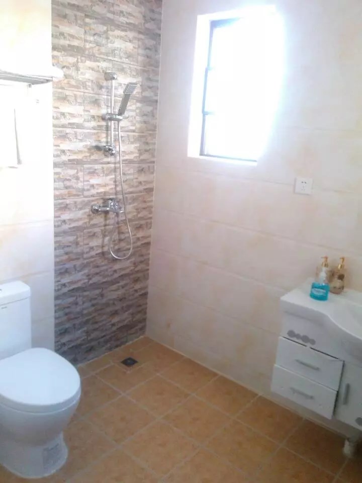 凤凰水城红树湾别墅(新) 5室2厅4卫 1600.0万 凤凰水城红树湾别墅(新) 5室2厅4卫 1600.0万客厅