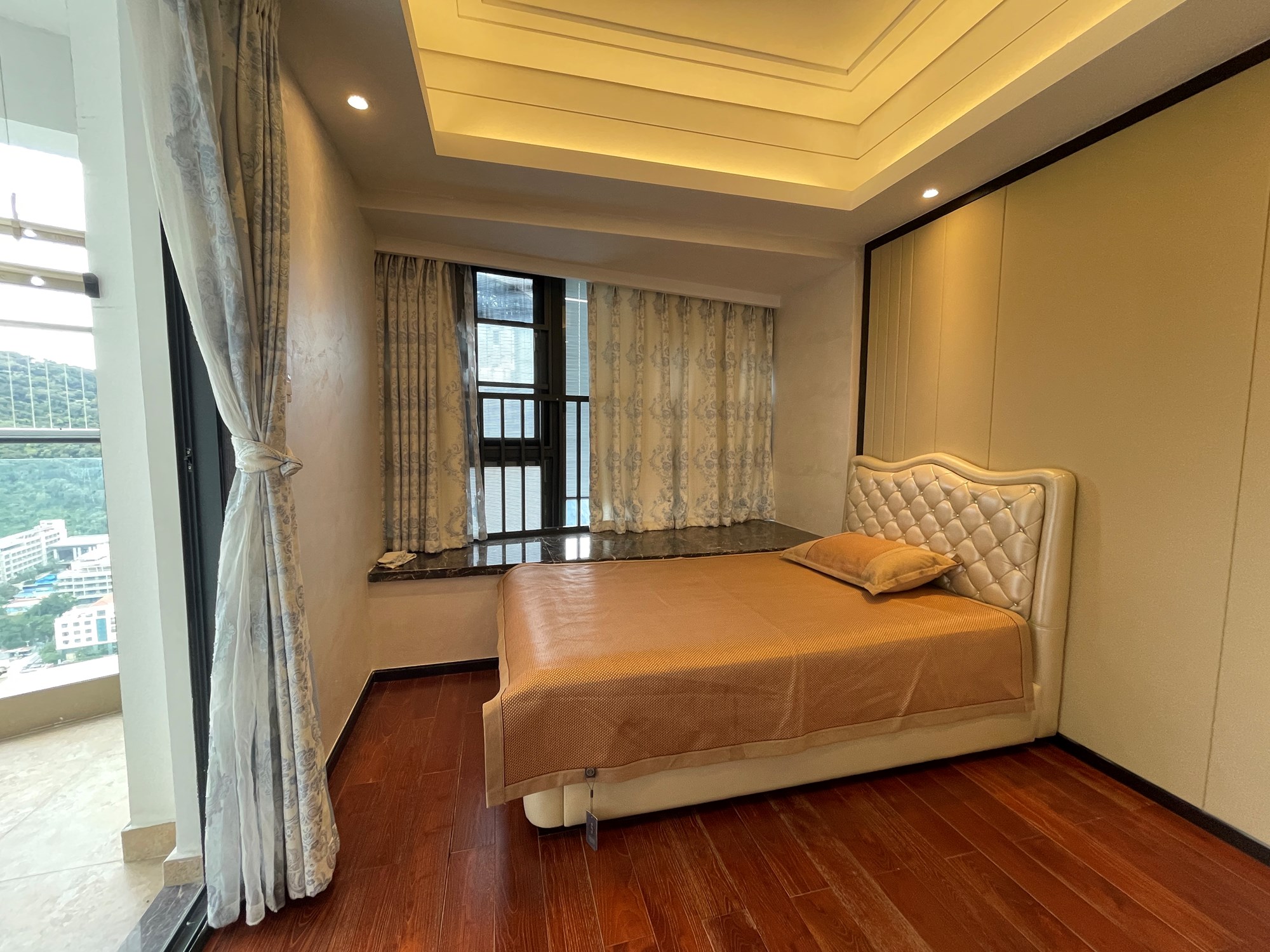 鸿洲天玺 4室2厅3卫 1260.0万 鸿洲天玺 4室2厅3卫 1260.0万客厅