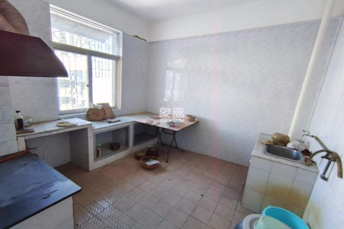 纺织品宿舍 3室2厅2卫 200.0万 纺织品宿舍 3室2厅2卫 200.0万客厅