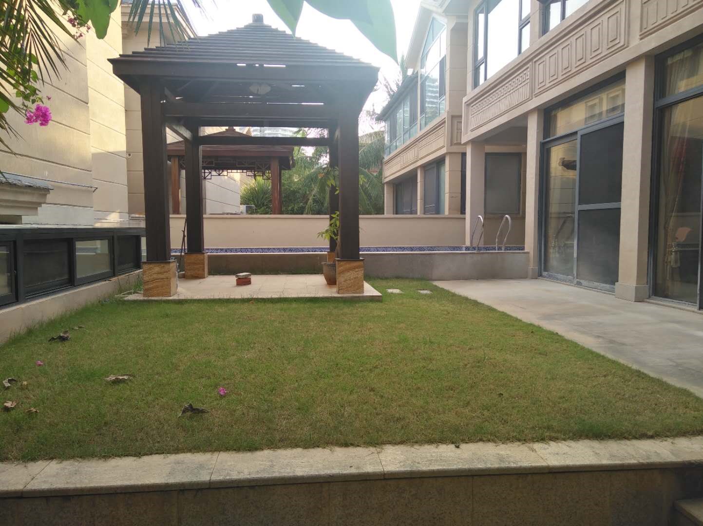 凤凰水城南岸别墅(御景天成) 5室2厅4卫 1150.0万 凤凰水城南岸别墅(御景天成) 5室2厅4卫 1150.0万客厅