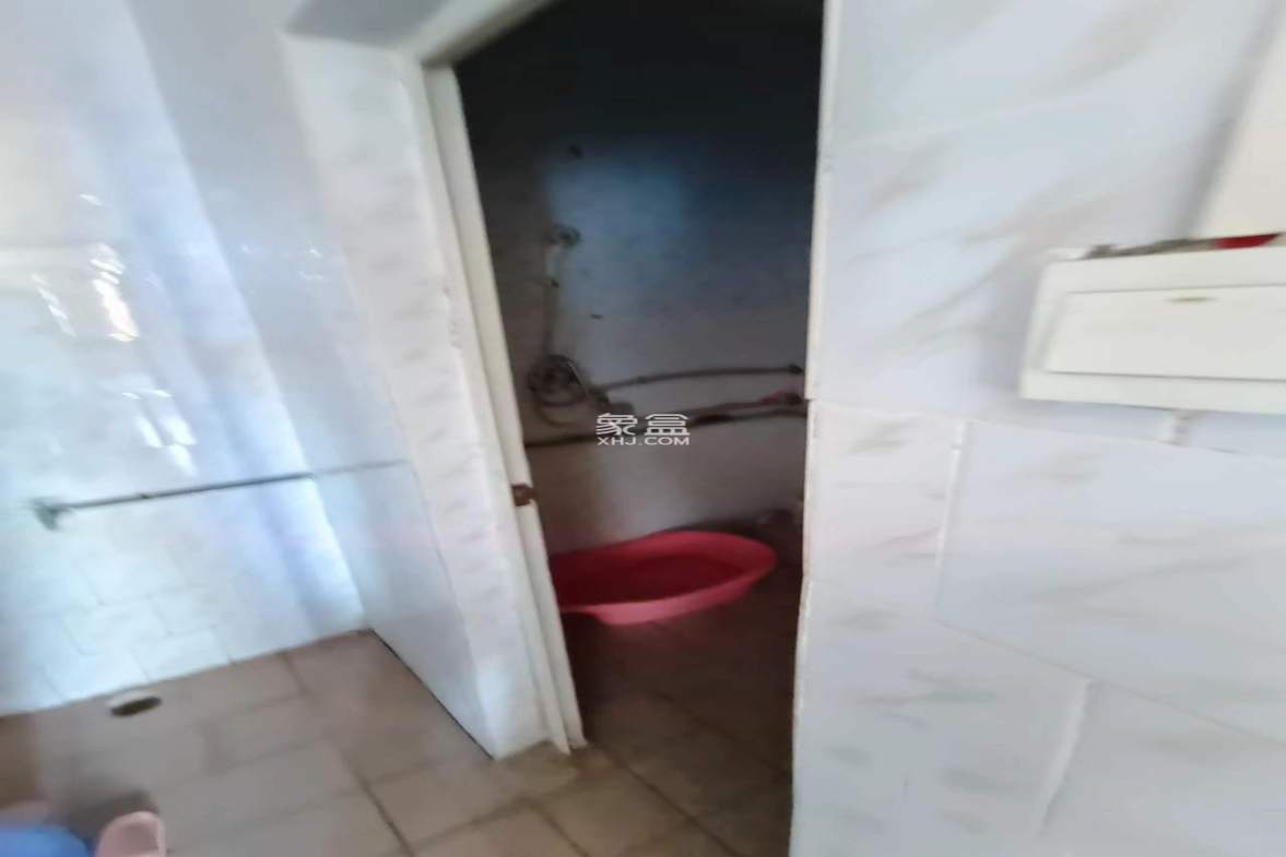 纺织品宿舍 3室2厅2卫 200.0万 纺织品宿舍 3室2厅2卫 200.0万客厅