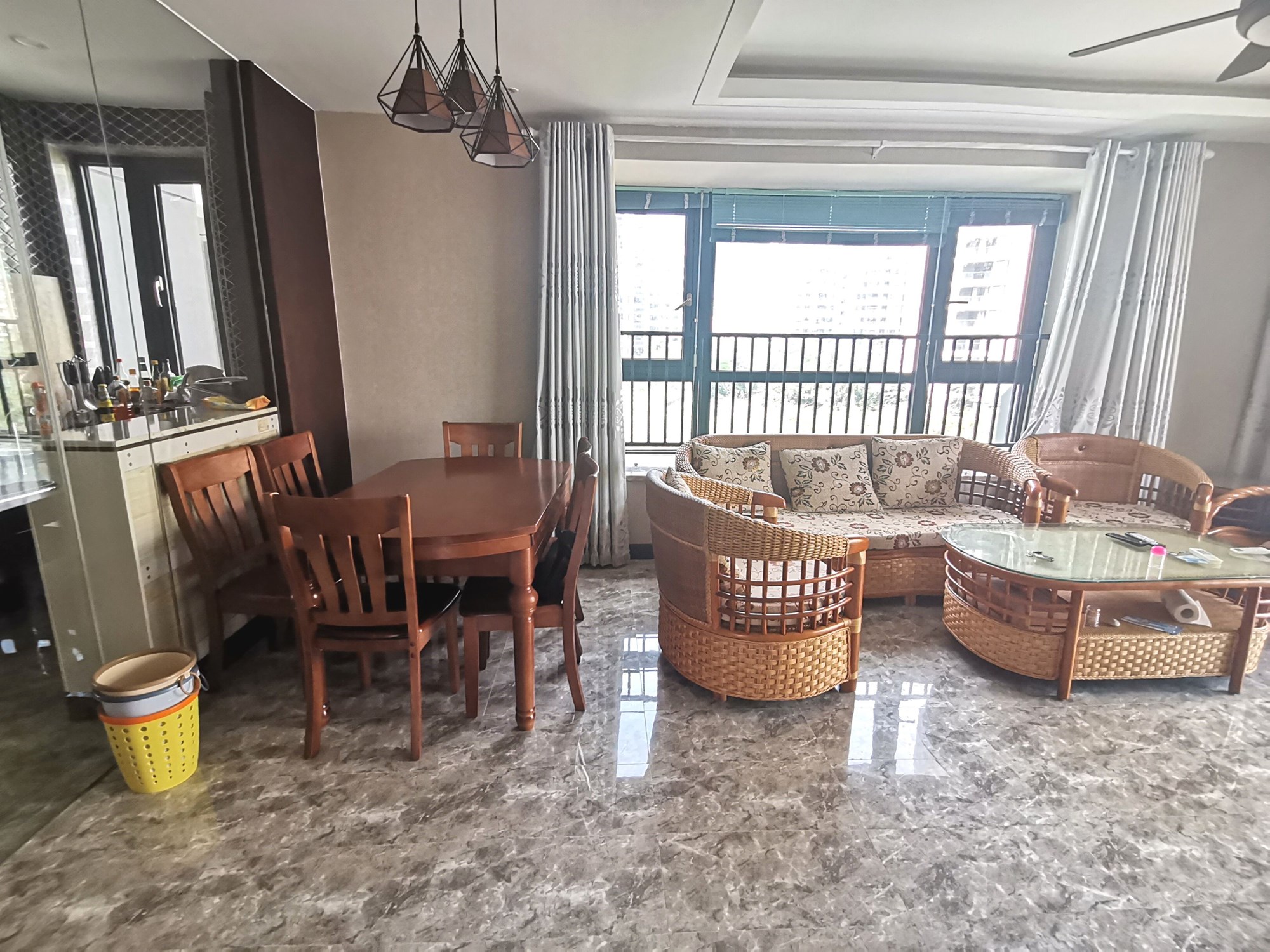 一山湖(一期)  2室2厅1卫    235.0万客厅