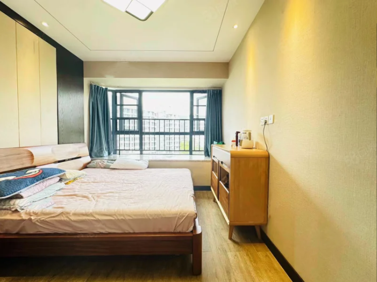 一山湖(一期) 3室2厅2卫 350.0万 一山湖(一期) 3室2厅2卫 350.0万客厅