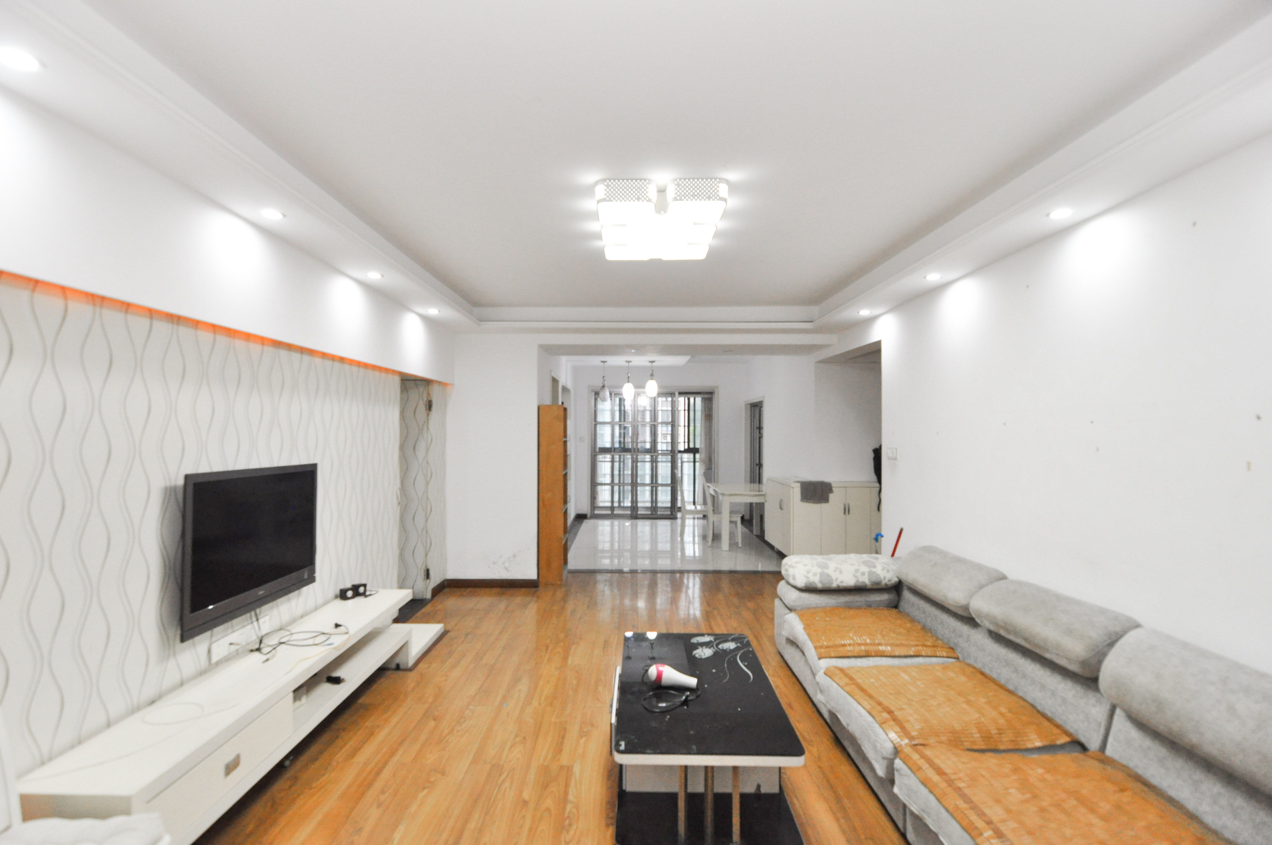 海林馨香雅苑 3室2厅2卫 108.0万 海林馨香雅苑 3室2厅2卫 108.0万客厅