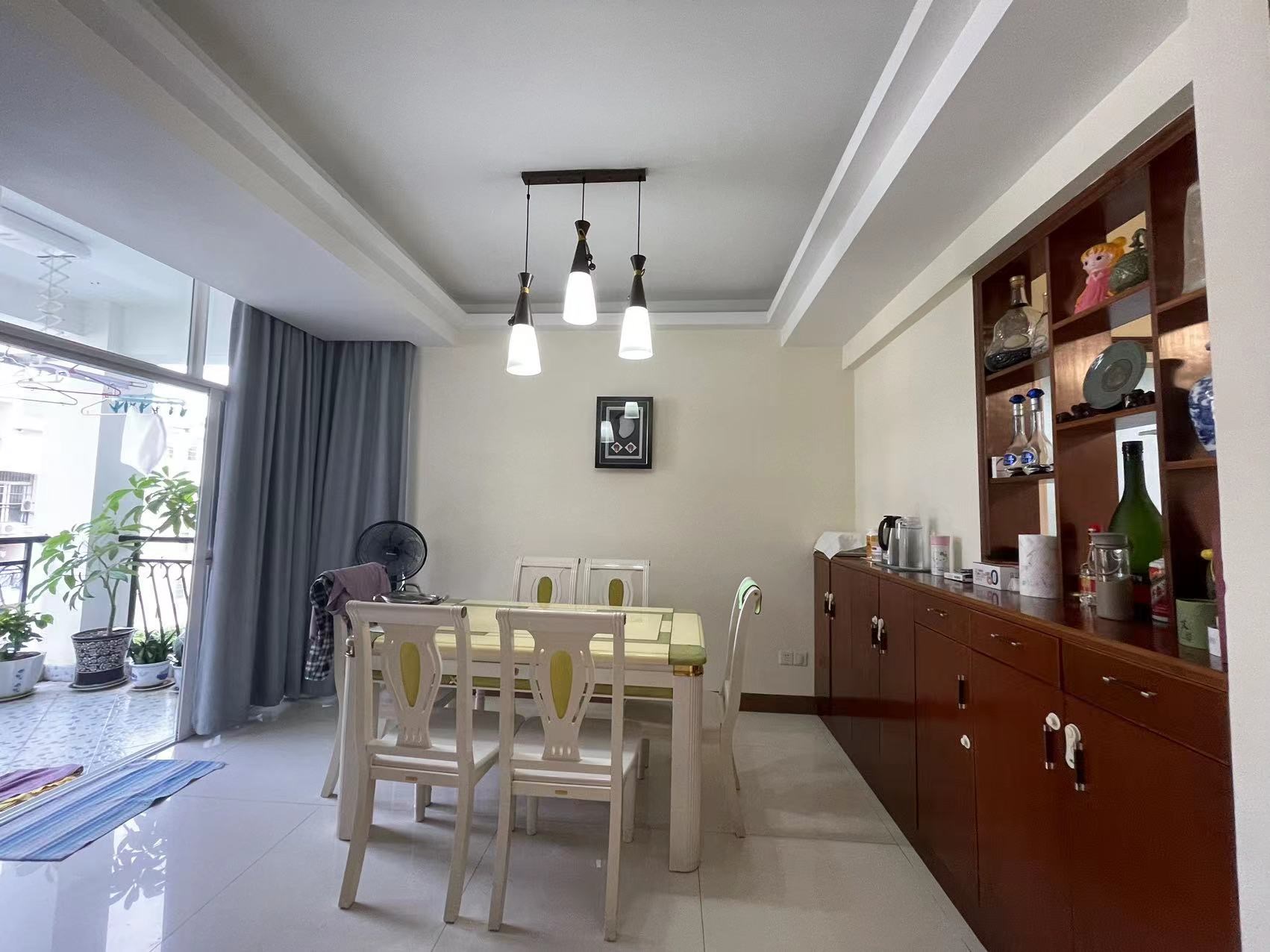 和兴家园 3室2厅2卫 300.0万 和兴家园 3室2厅2卫 300.0万客厅