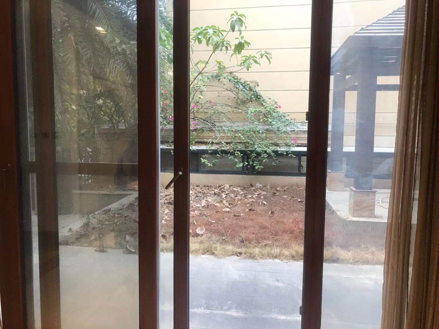 凤凰水城南岸别墅(御景天成) 5室2厅4卫 1150.0万 凤凰水城南岸别墅(御景天成) 5室2厅4卫 1150.0万客厅