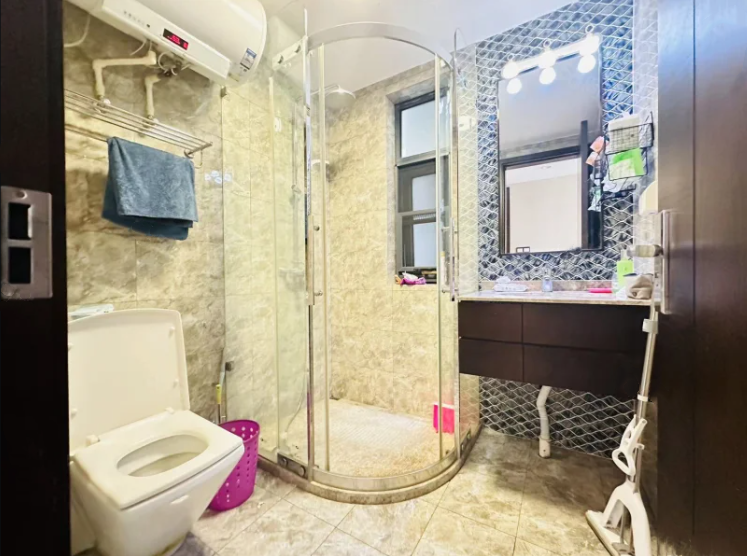 一山湖(一期) 3室2厅2卫 350.0万 一山湖(一期) 3室2厅2卫 350.0万客厅