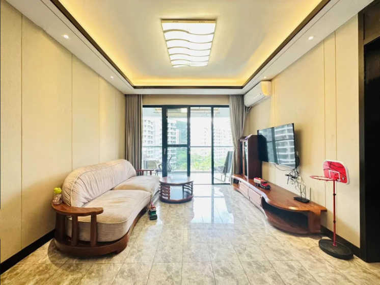 一山湖(一期) 3室2厅2卫 350.0万 一山湖(一期) 3室2厅2卫 350.0万客厅