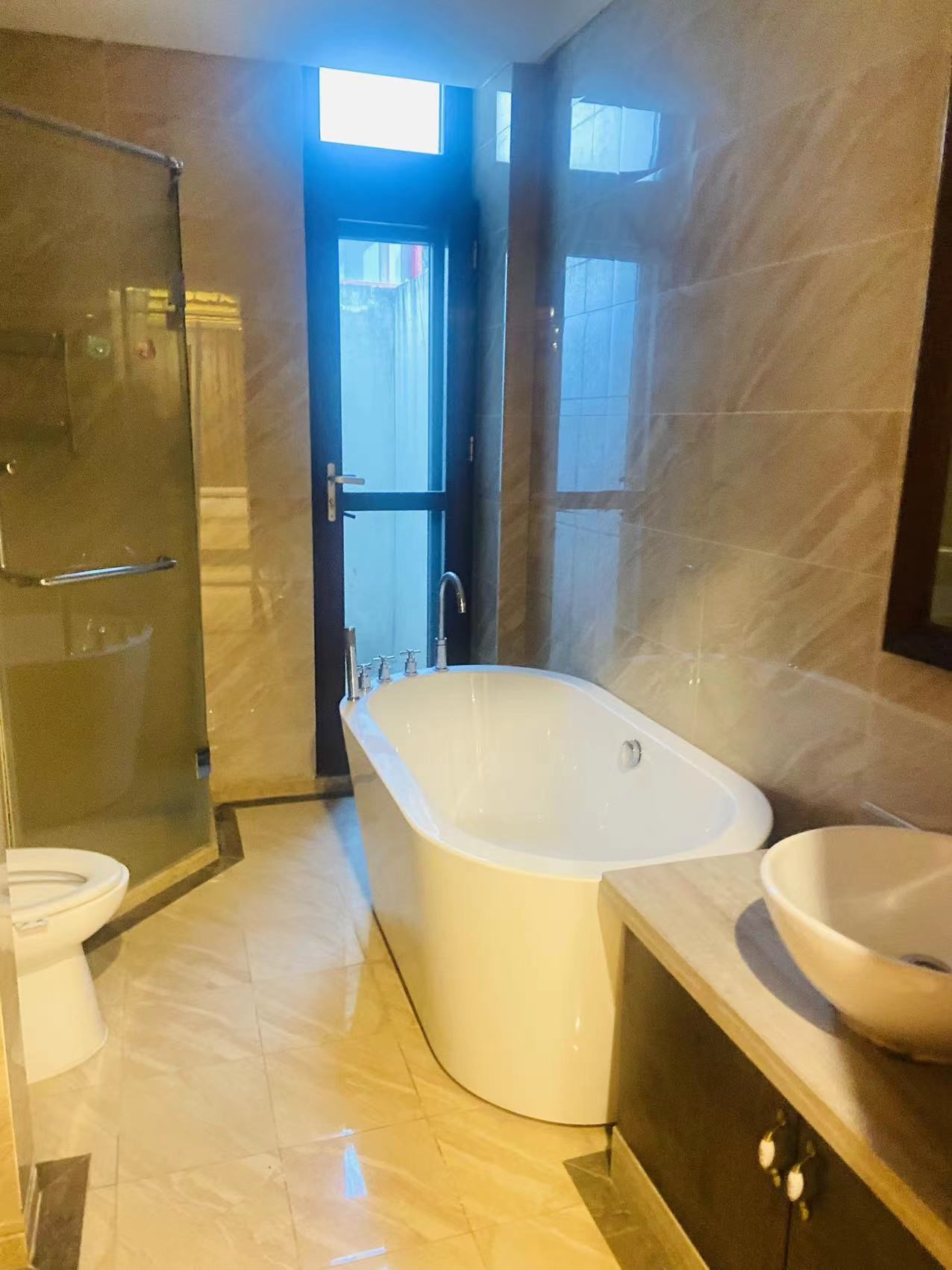 三亚小院 4室3厅3卫 530.00万 三亚小院 4室3厅3卫 530.00万客厅