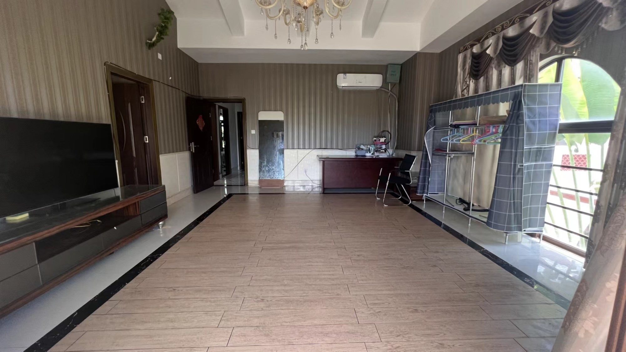 凤凰水城红树湾别墅(新) 5室2厅4卫 1600.0万 凤凰水城红树湾别墅(新) 5室2厅4卫 1600.0万客厅