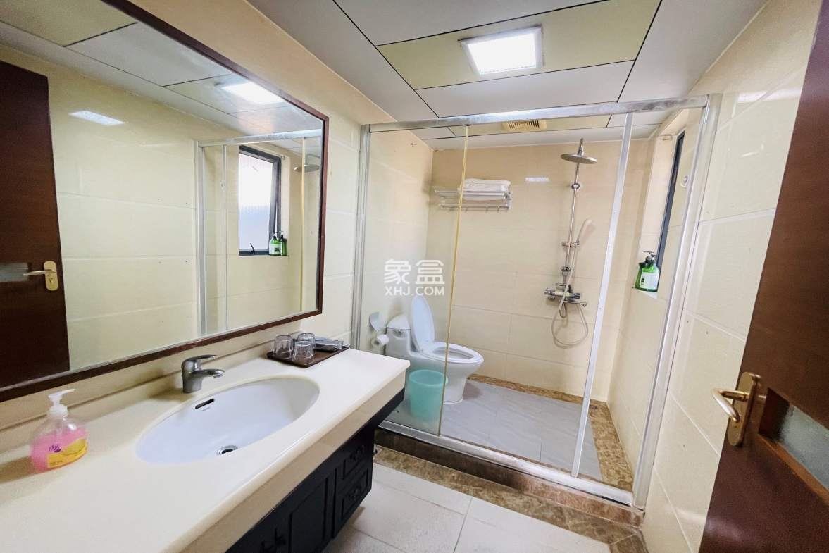 兰海花园三期 3室2厅2卫 1500.0万 兰海花园三期 3室2厅2卫 1500.0万客厅