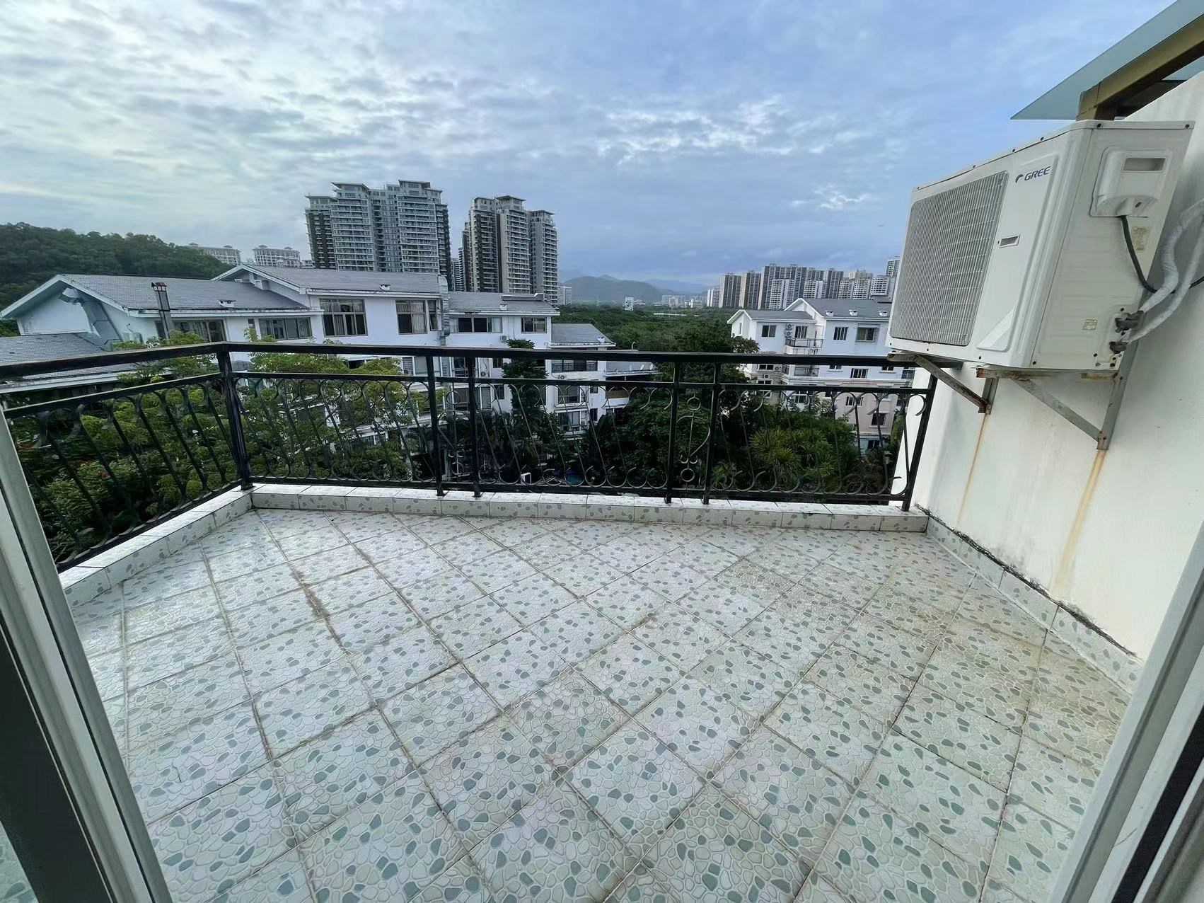 和兴家园 3室2厅2卫 300.0万 和兴家园 3室2厅2卫 300.0万客厅