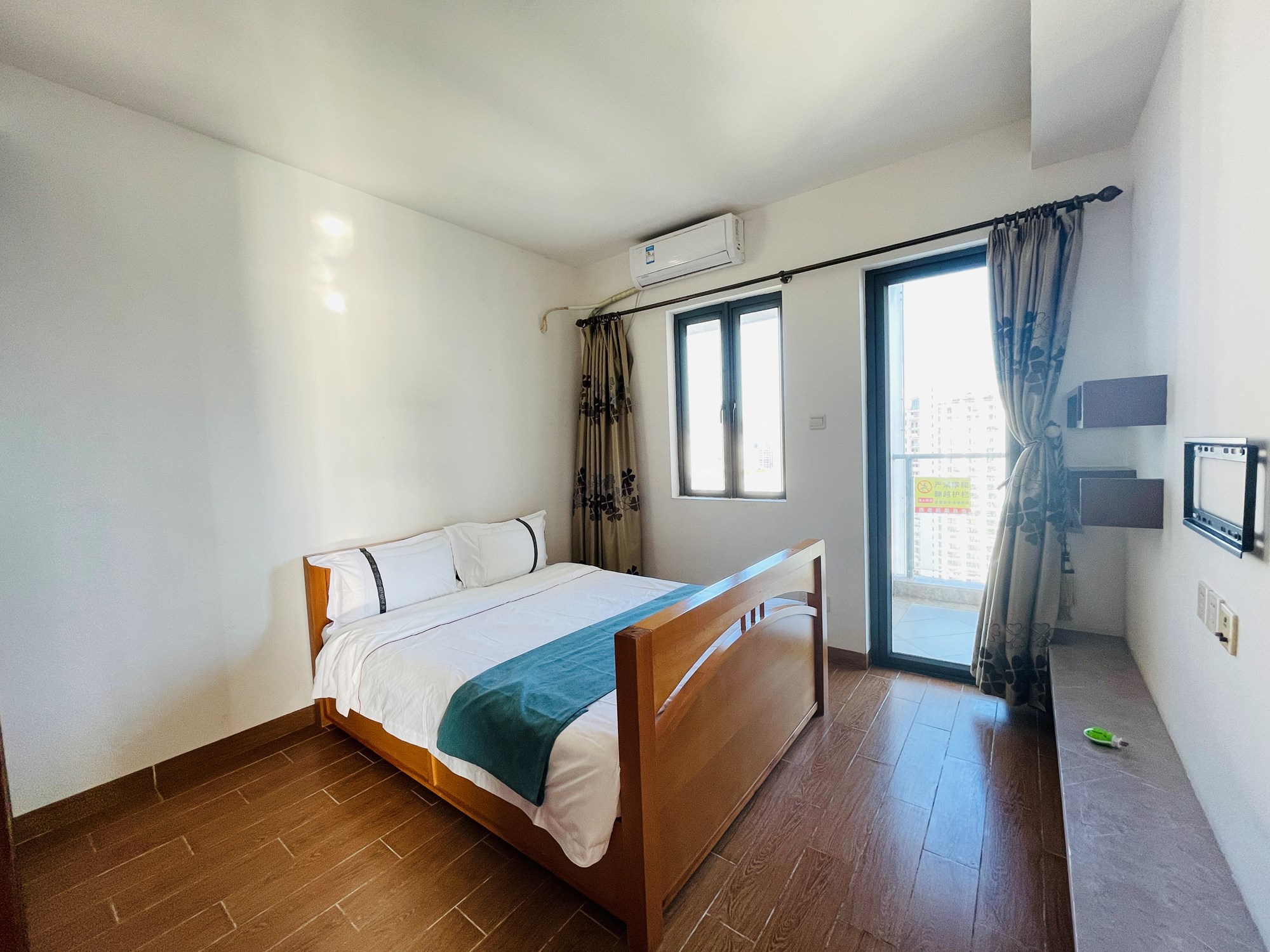 兰海花园三期 3室2厅2卫 1500.0万 兰海花园三期 3室2厅2卫 1500.0万客厅