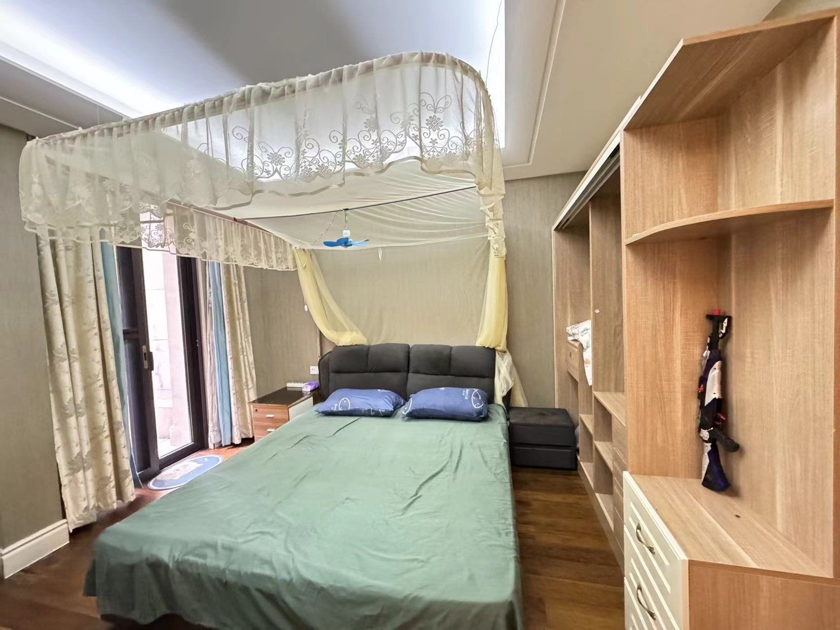 翠屏凤凰水城左岸  4室2厅4卫    1050.0万 翠屏凤凰水城左岸  4室2厅4卫    1050.0万客厅