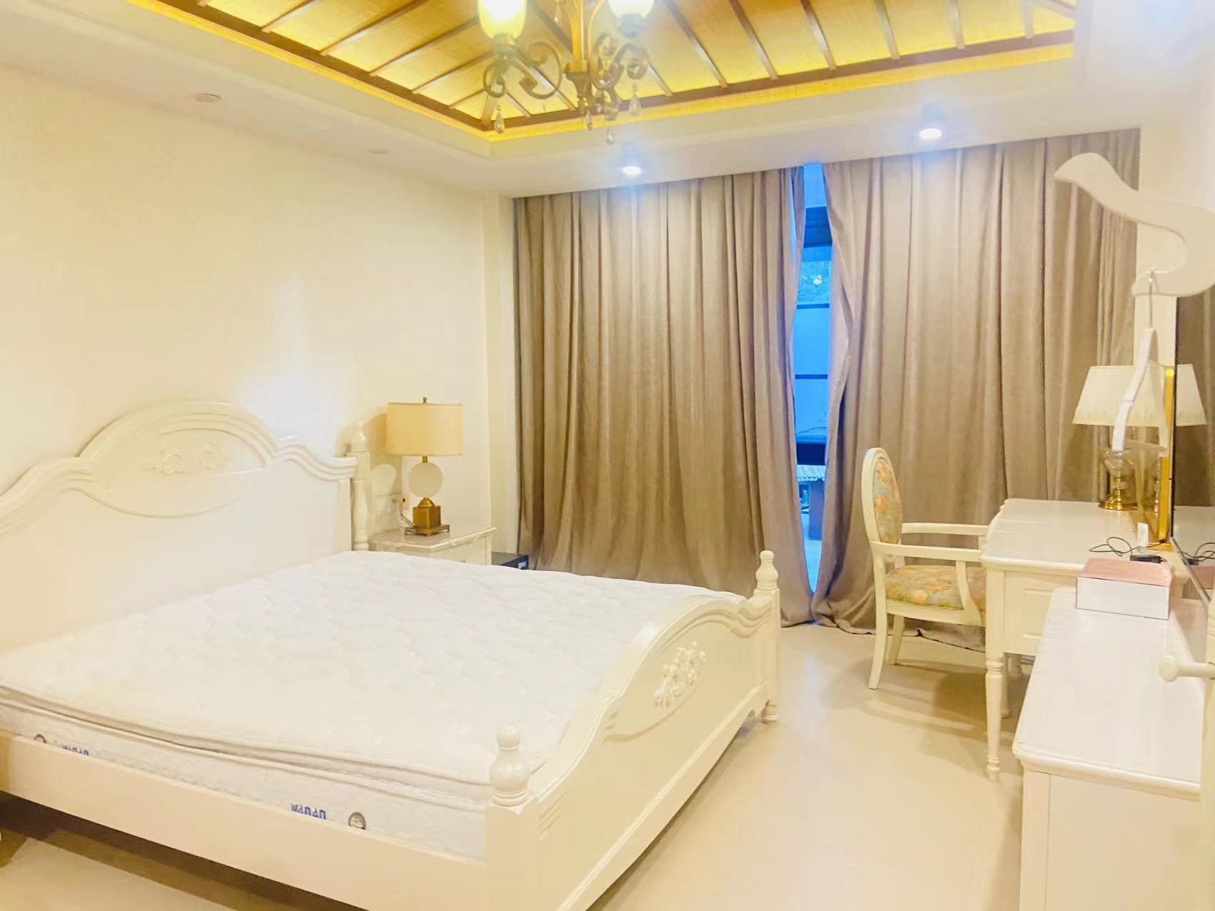 三亚小院 4室3厅3卫 530.00万 三亚小院 4室3厅3卫 530.00万客厅