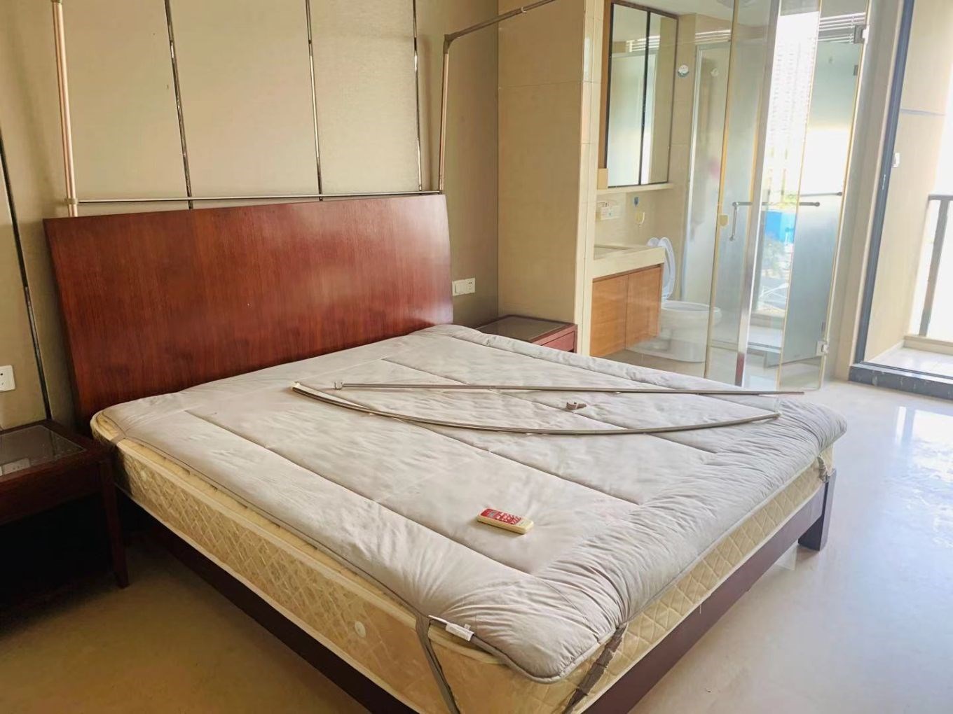 凤凰水城南岸  1室1厅1卫    110.0万 凤凰水城南岸  1室1厅1卫    110.0万客厅